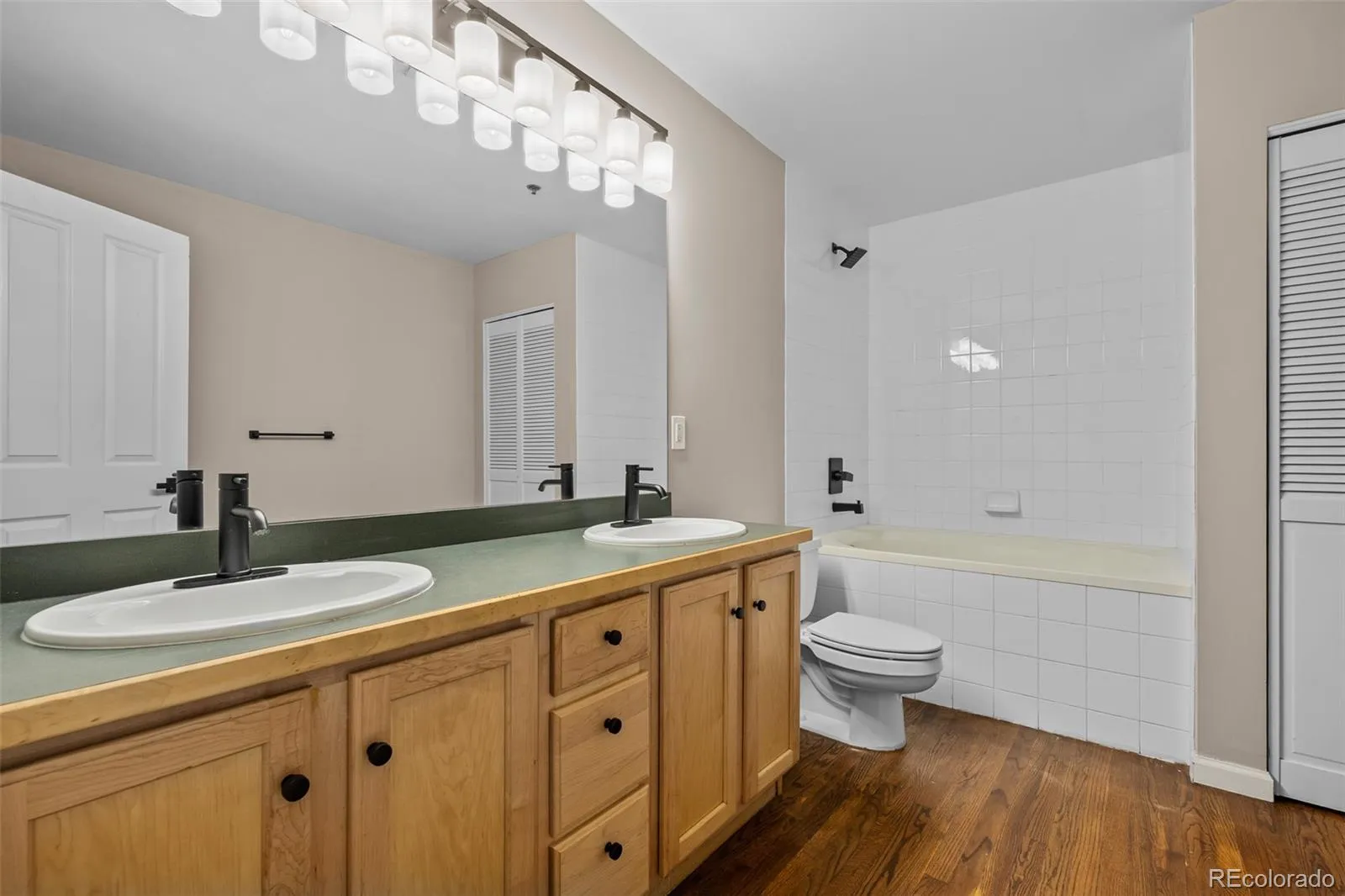 1555 California Street #302 Denver CO 80202 MLS #REC9187418 04152026202340 1600 24