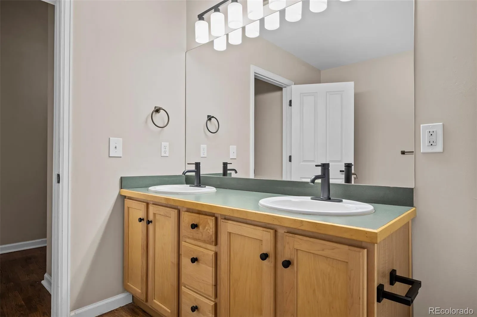 1555 California Street #302 Denver CO 80202 MLS #REC9187418 04152026202340 1600 26
