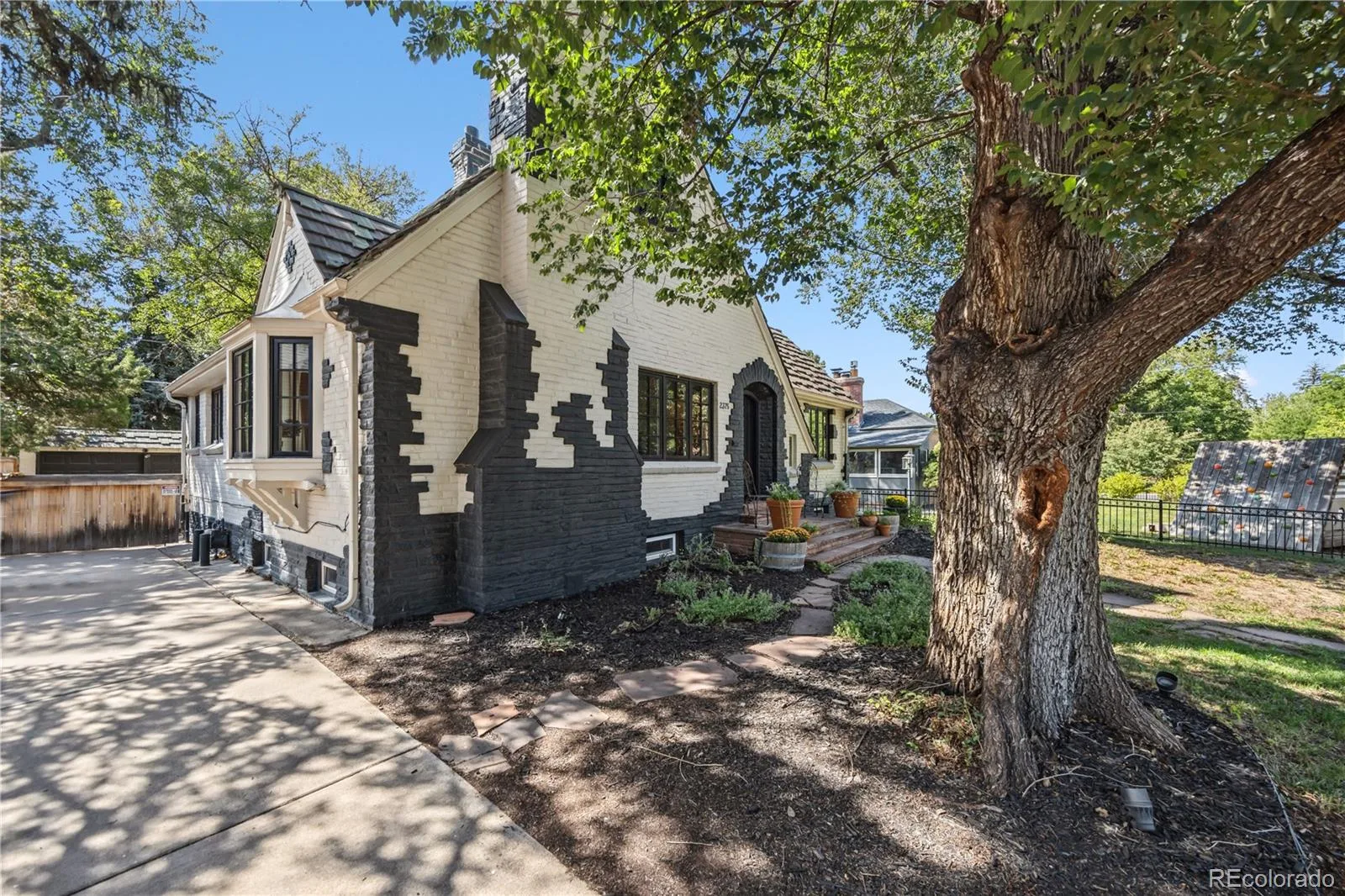 2375 Locust Street Denver CO 80207 | MLS #REC9204868 08192026145652 1600 27