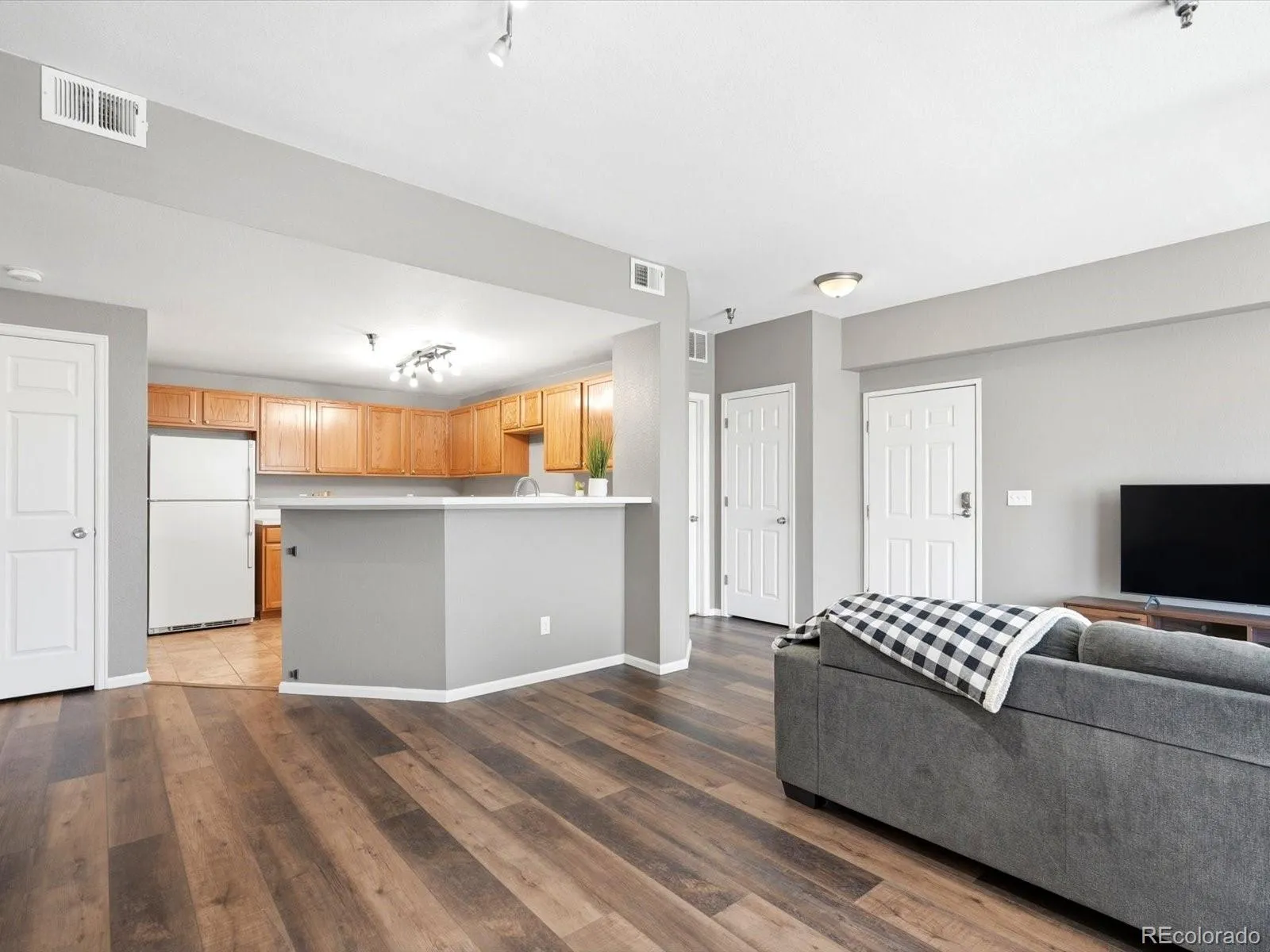 2575 S Syracuse Way #H202 Denver CO 80231 MLS #REC9212044 04292026215702 1600 11