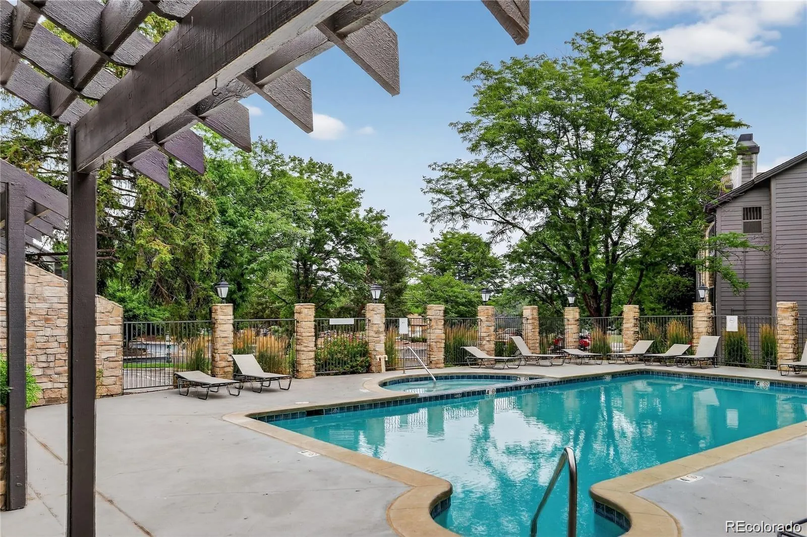 2575 S Syracuse Way #H202 Denver CO 80231 MLS #REC9212044 04292026215702 1600 42