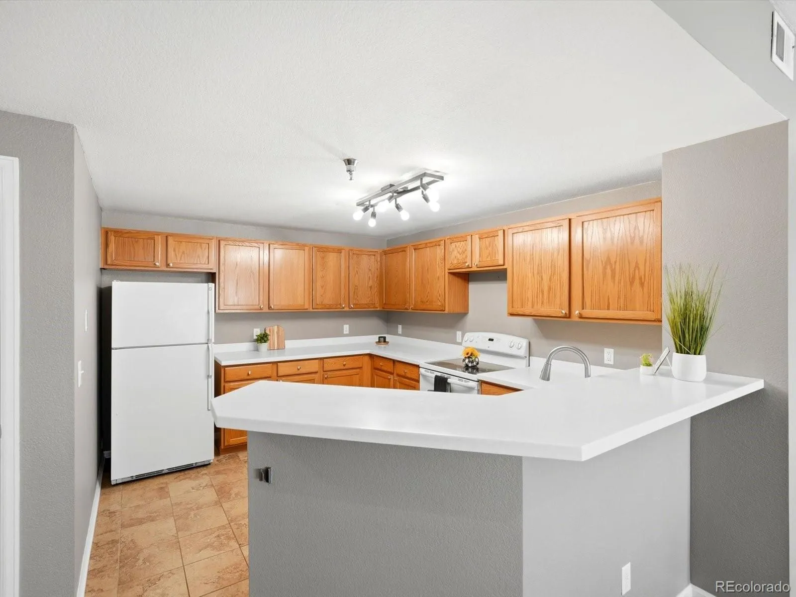 2575 S Syracuse Way #H202 Denver CO 80231 MLS #REC9212044 04292026215702 1600 7