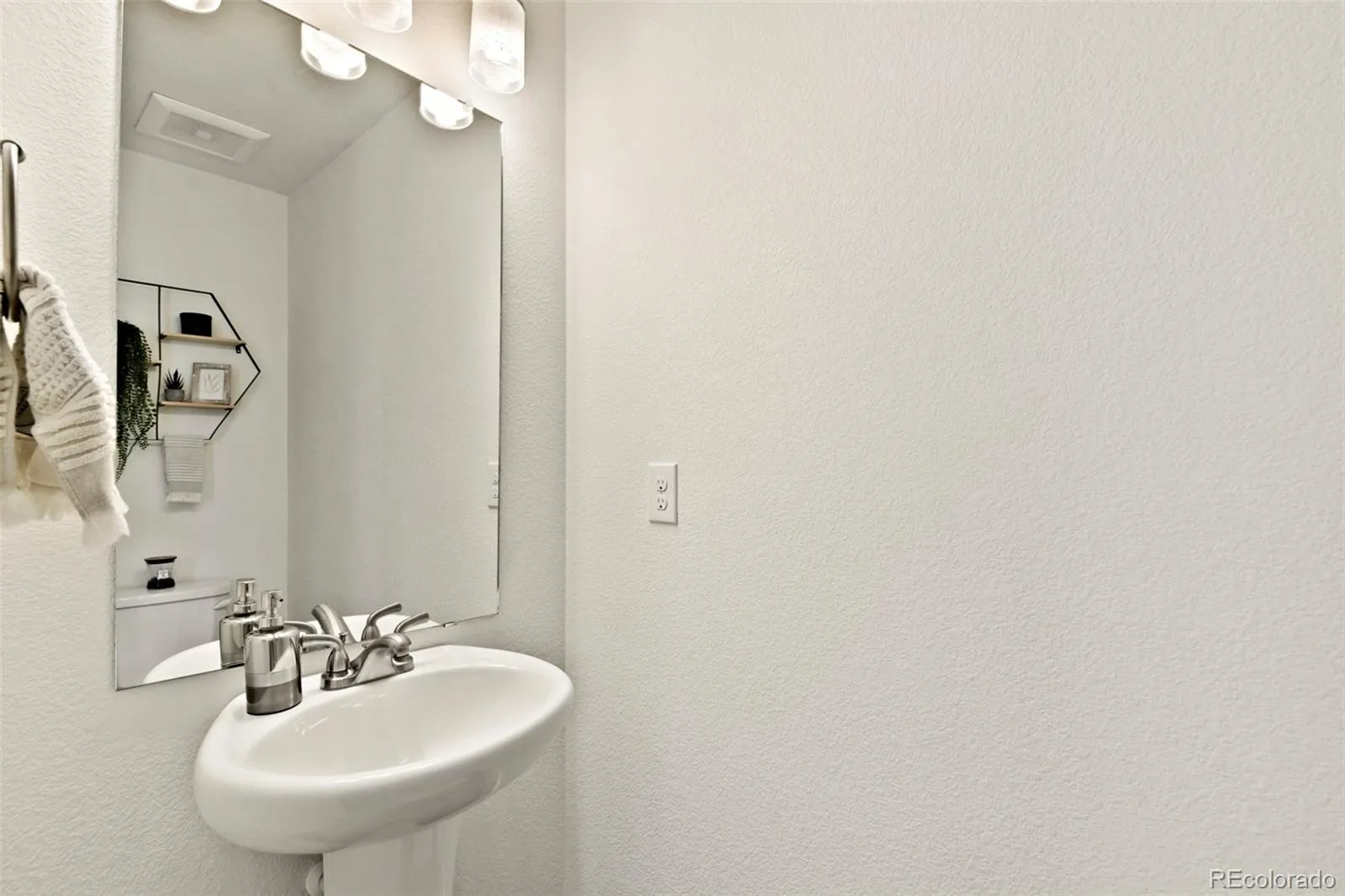 19118 E 54th Place Denver CO 80249 MLS #REC9223705 05192026010937 1600 8
