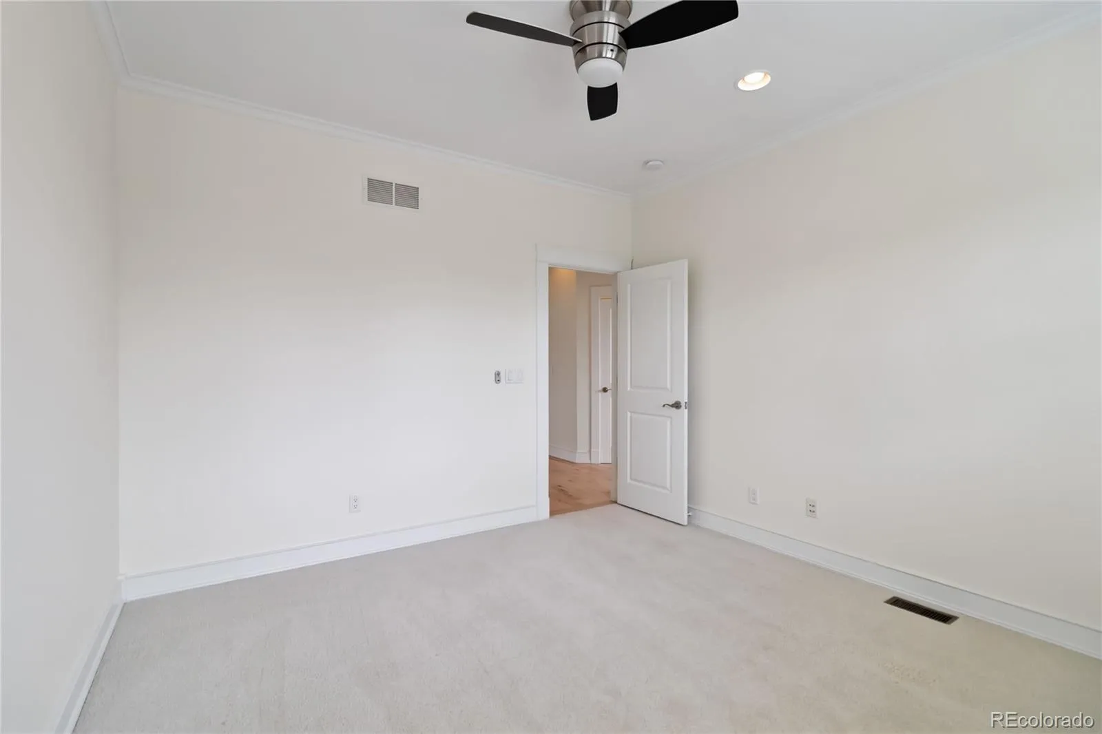 04152026203136 1600 32