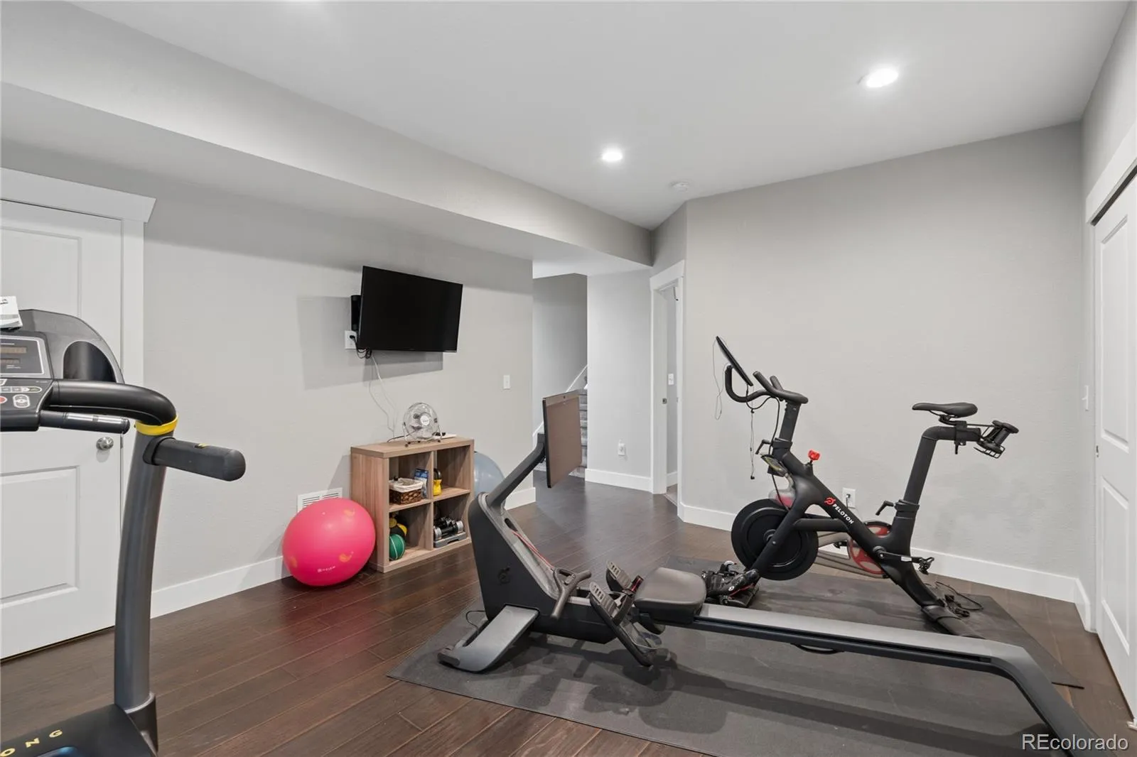 827 Uinta Way Denver CO 80230 MLS #REC9241574 04232026133901 1600 33