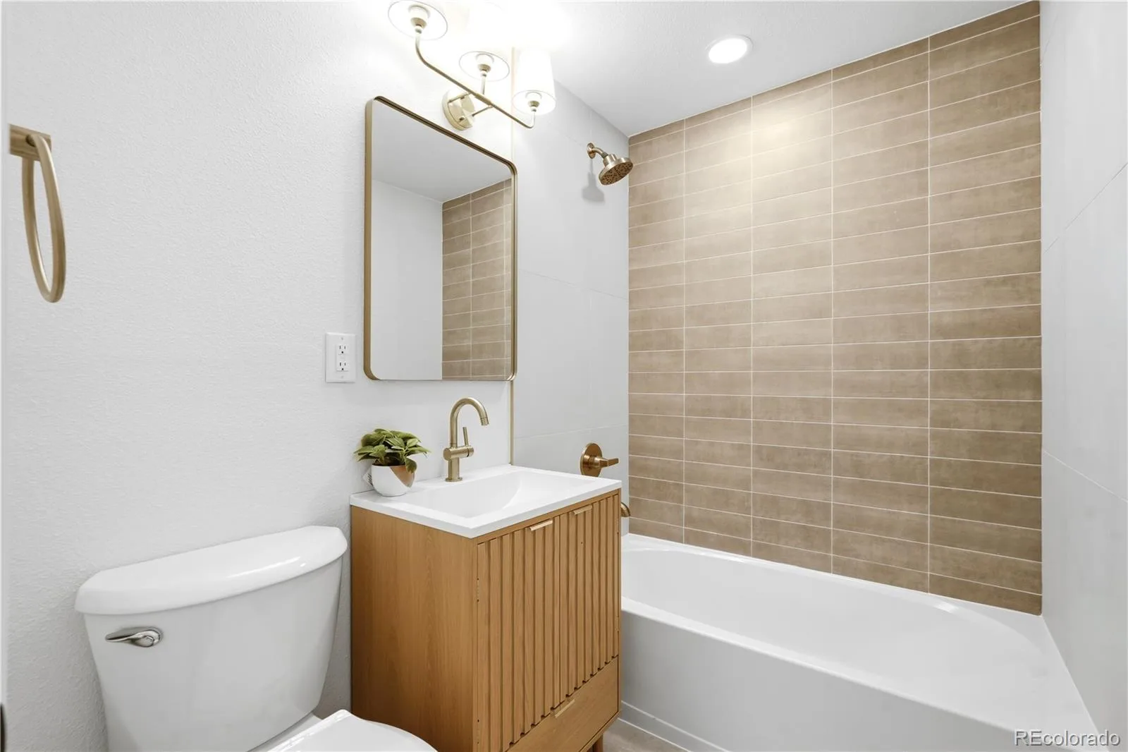 715 Emporia Street Aurora CO 80010 | MLS #REC9283891 06302026183745 1600 15
