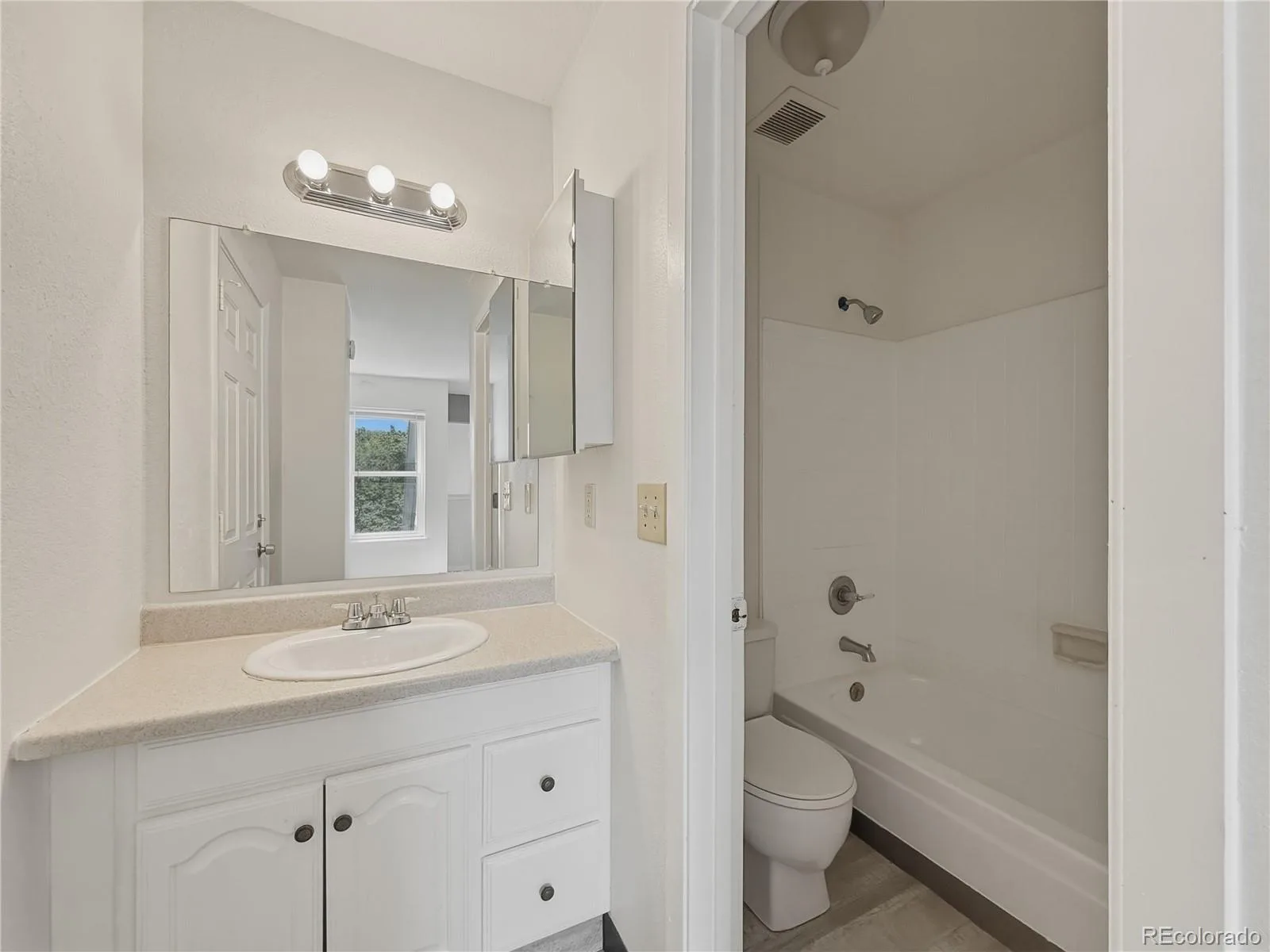 942 S Dearborn Way #10 Aurora CO 80012 | MLS #REC9310745 09232026190513 1600 14