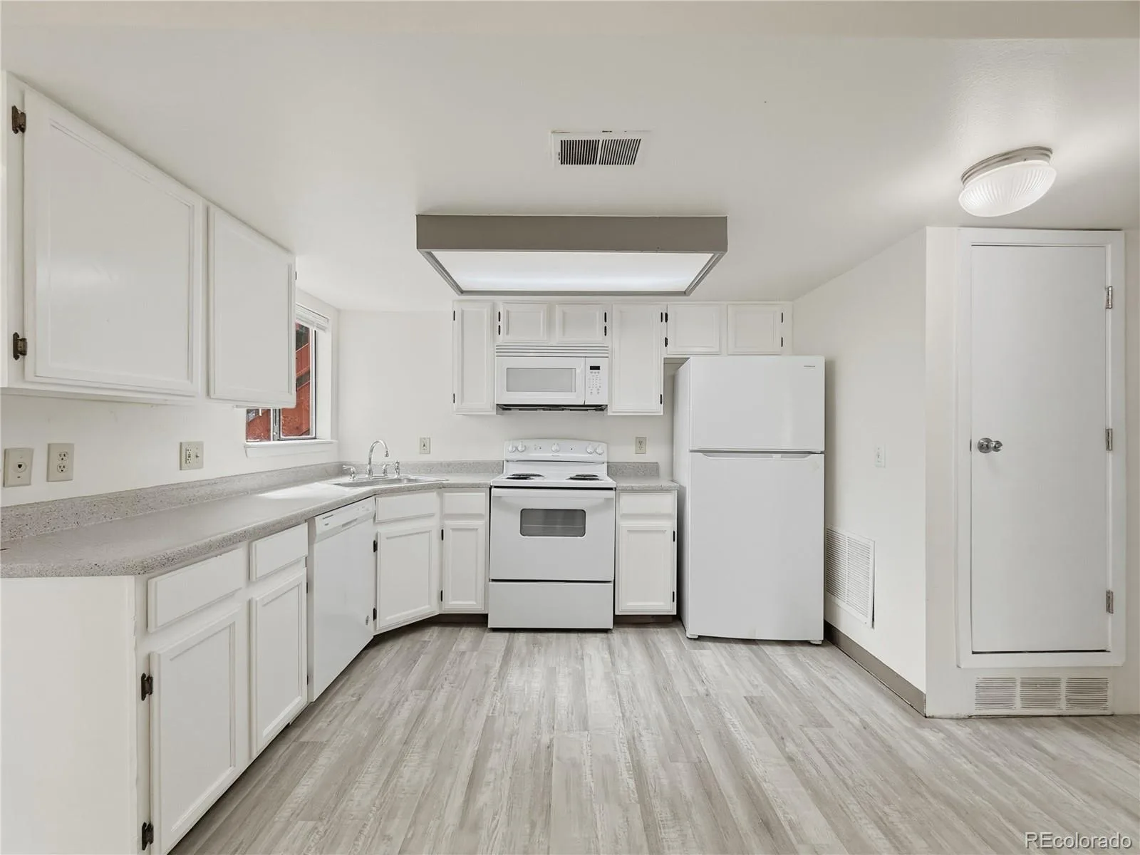 942 S Dearborn Way #10 Aurora CO 80012 | MLS #REC9310745 09232026190513 1600 4