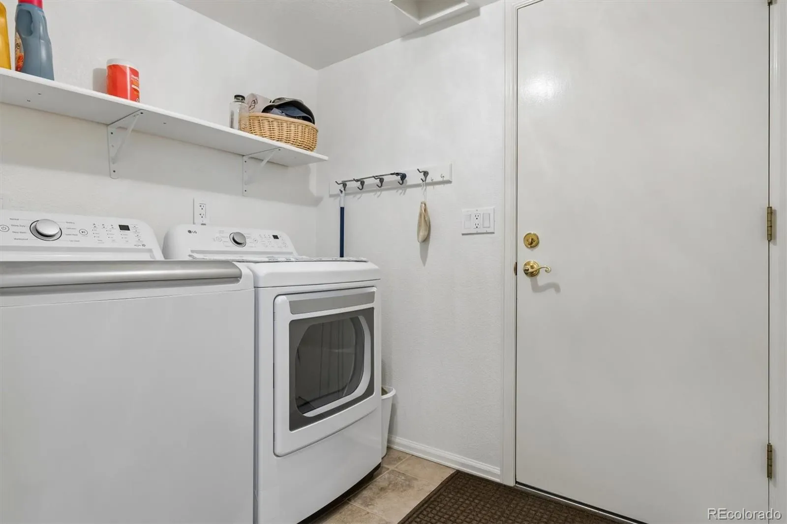 6240 S Vivian Street Littleton CO 80127 MLS #REC9328002 05092026023422 1600 17