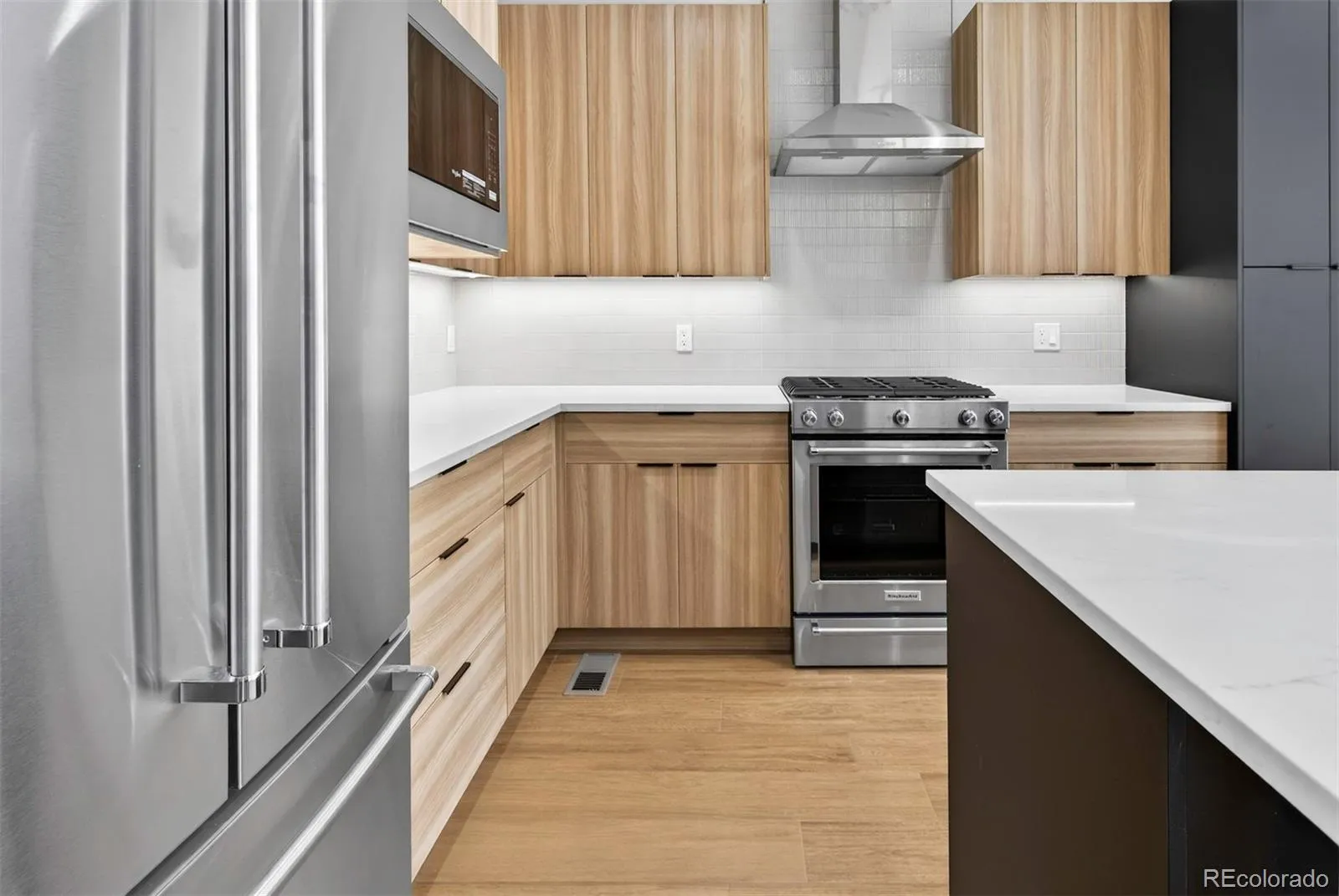 04212026232010 1600 11