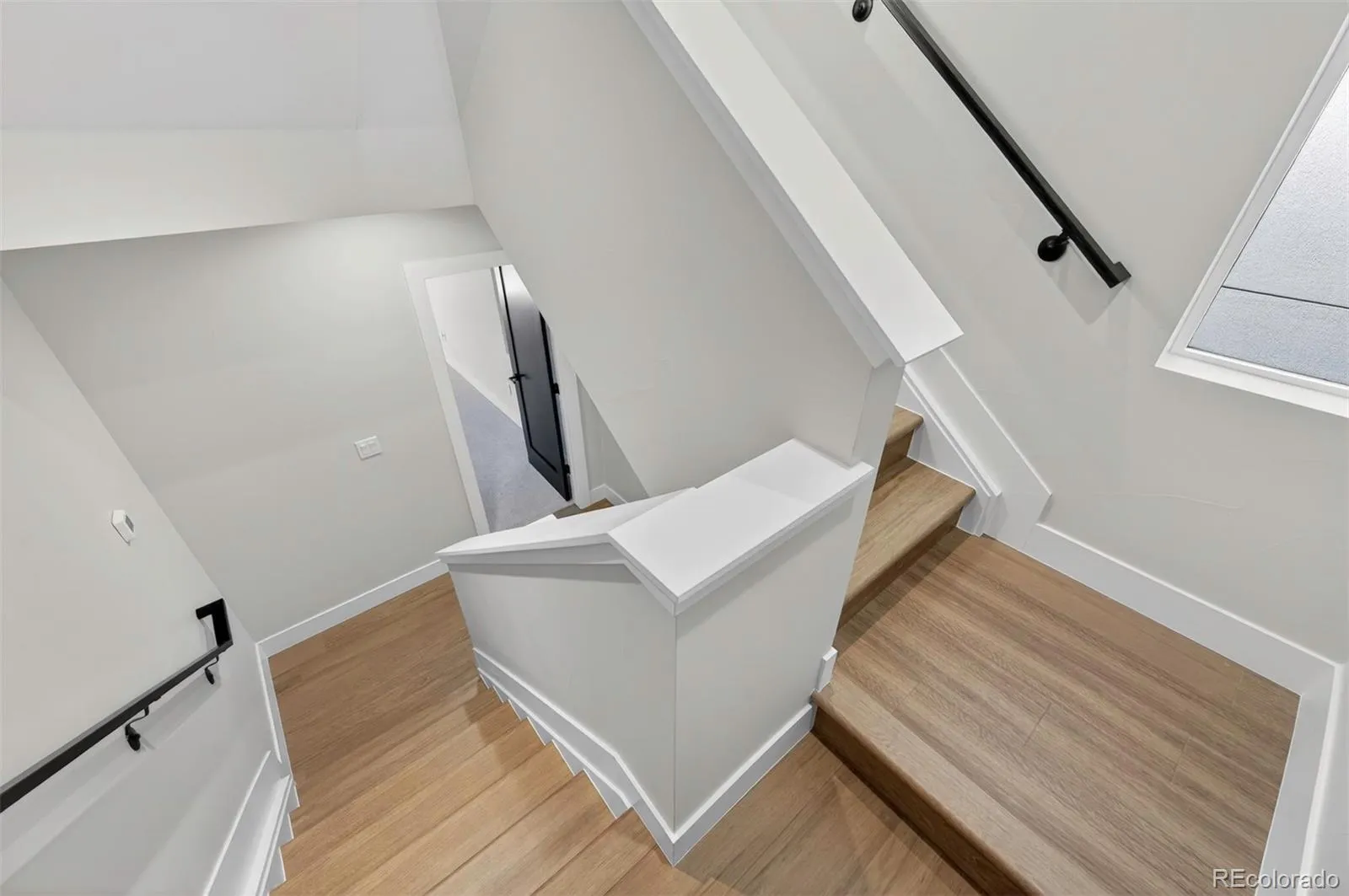 04212026232010 1600 27