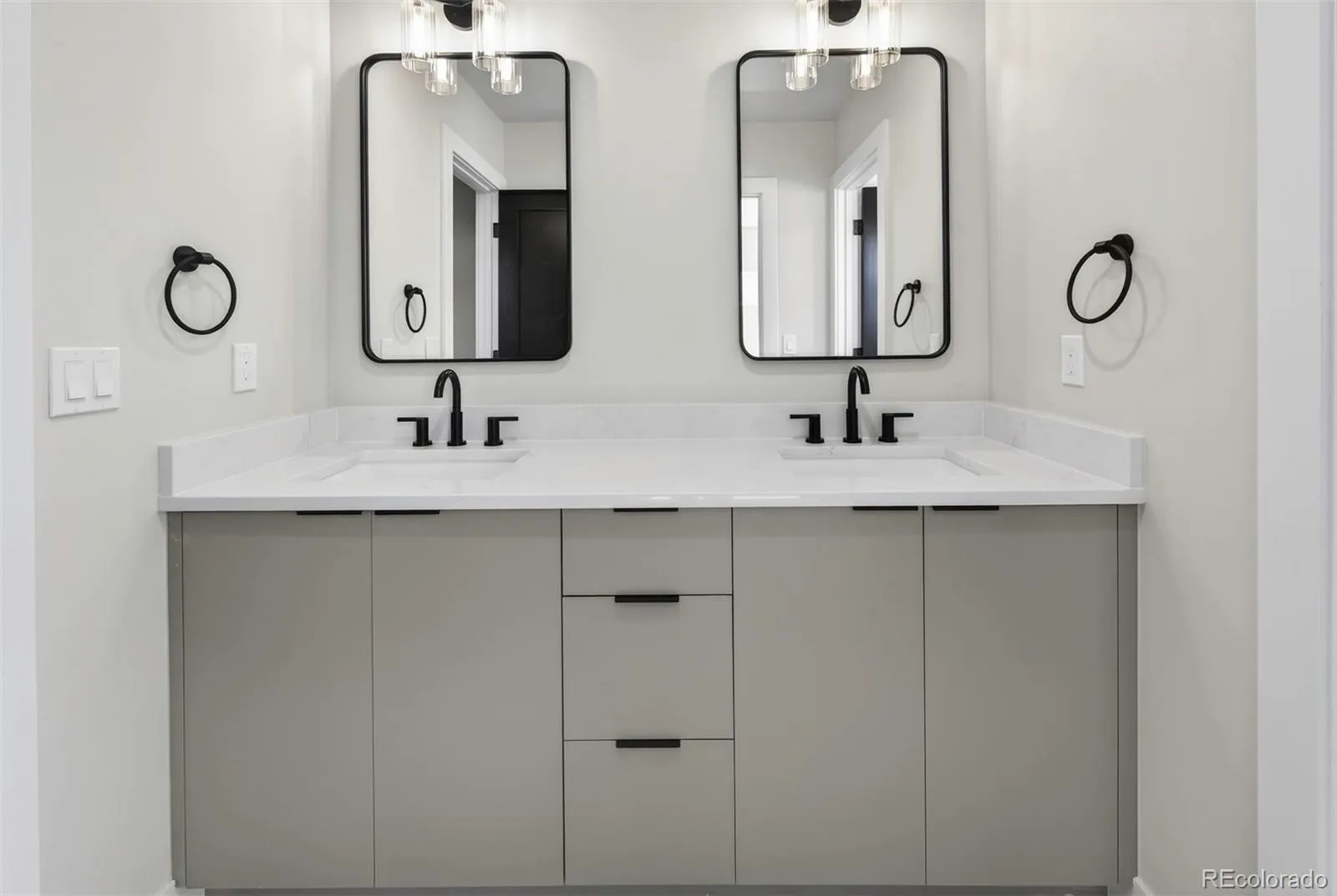 04212026232010 1600 32