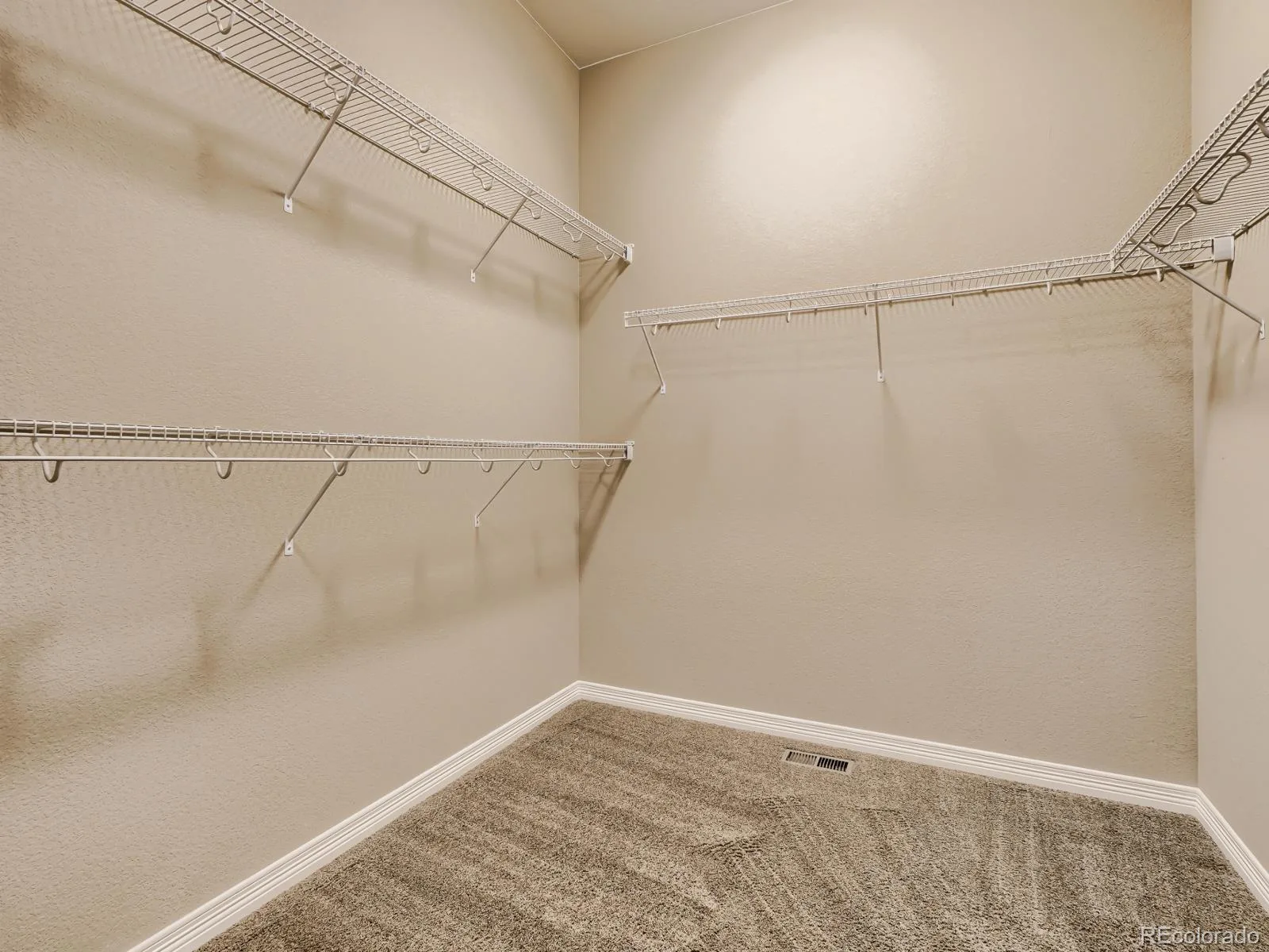 8450 S Biloxi Court Aurora CO 80016 | MLS #REC9388603 08042026200539 1600 15