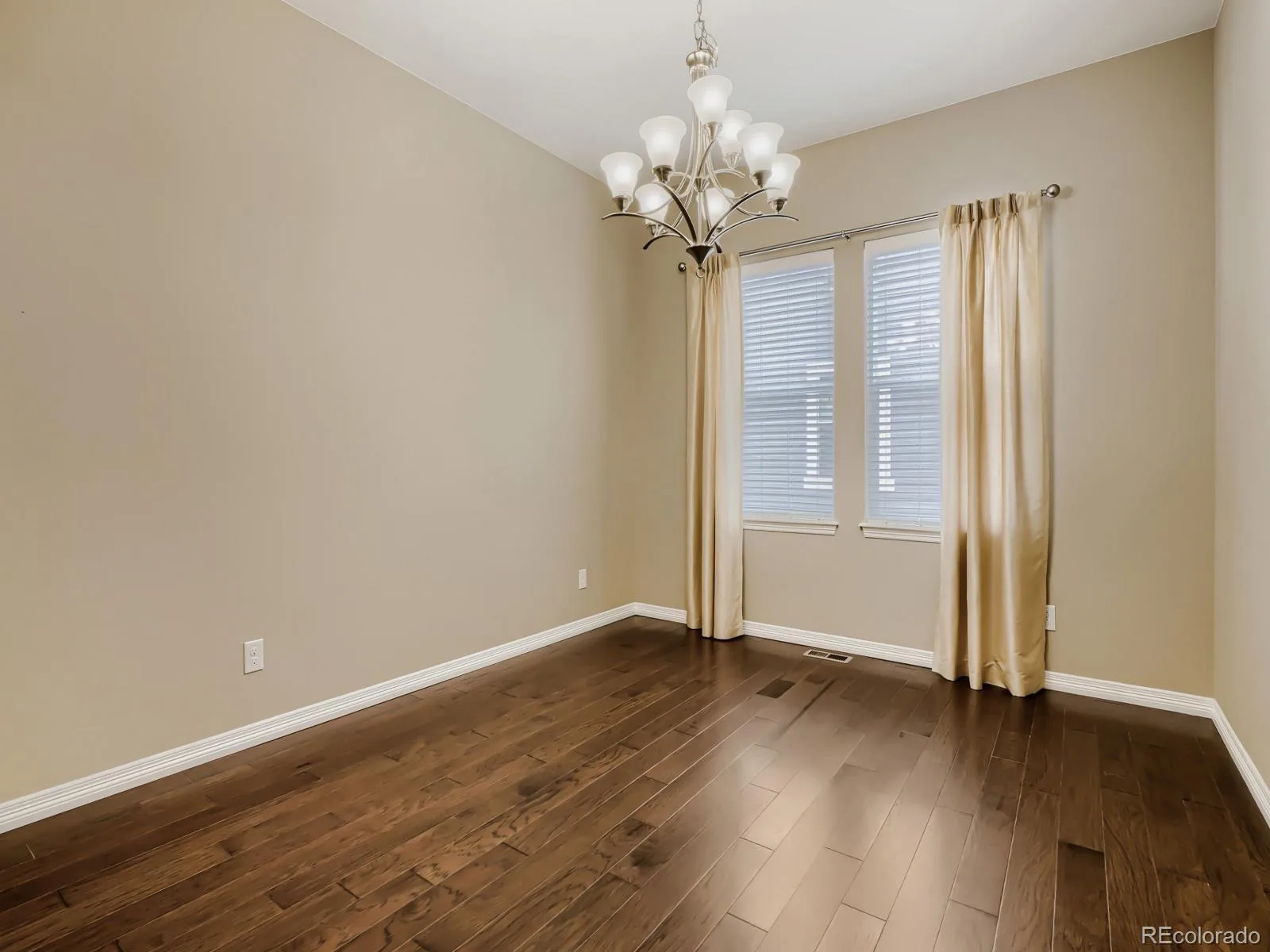 8450 S Biloxi Court Aurora CO 80016 | MLS #REC9388603 08042026200539 1600 16