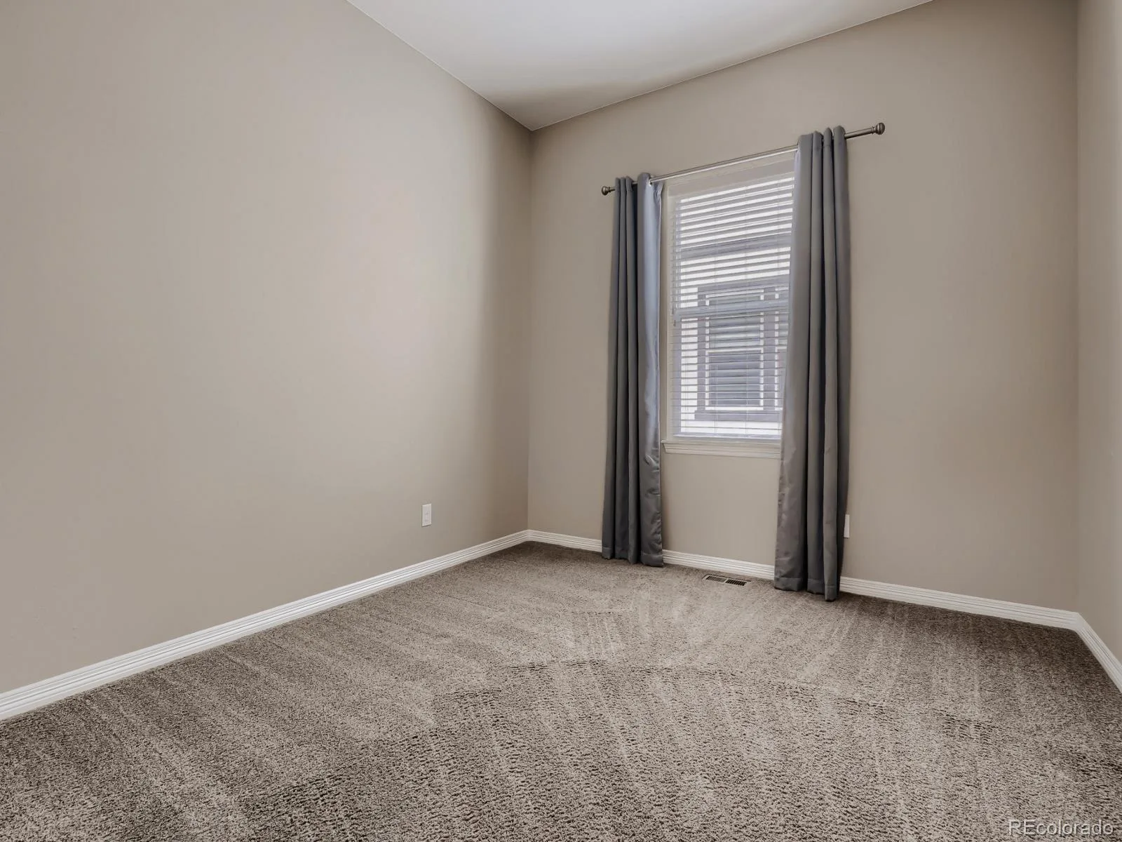 8450 S Biloxi Court Aurora CO 80016 | MLS #REC9388603 08042026200539 1600 21