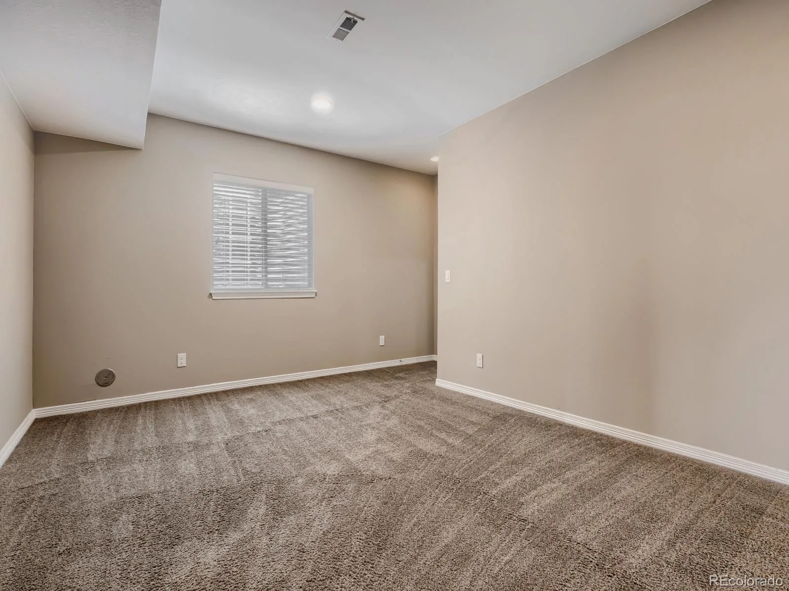 8450 S Biloxi Court Aurora CO 80016 | MLS #REC9388603 08042026200539 1600 28