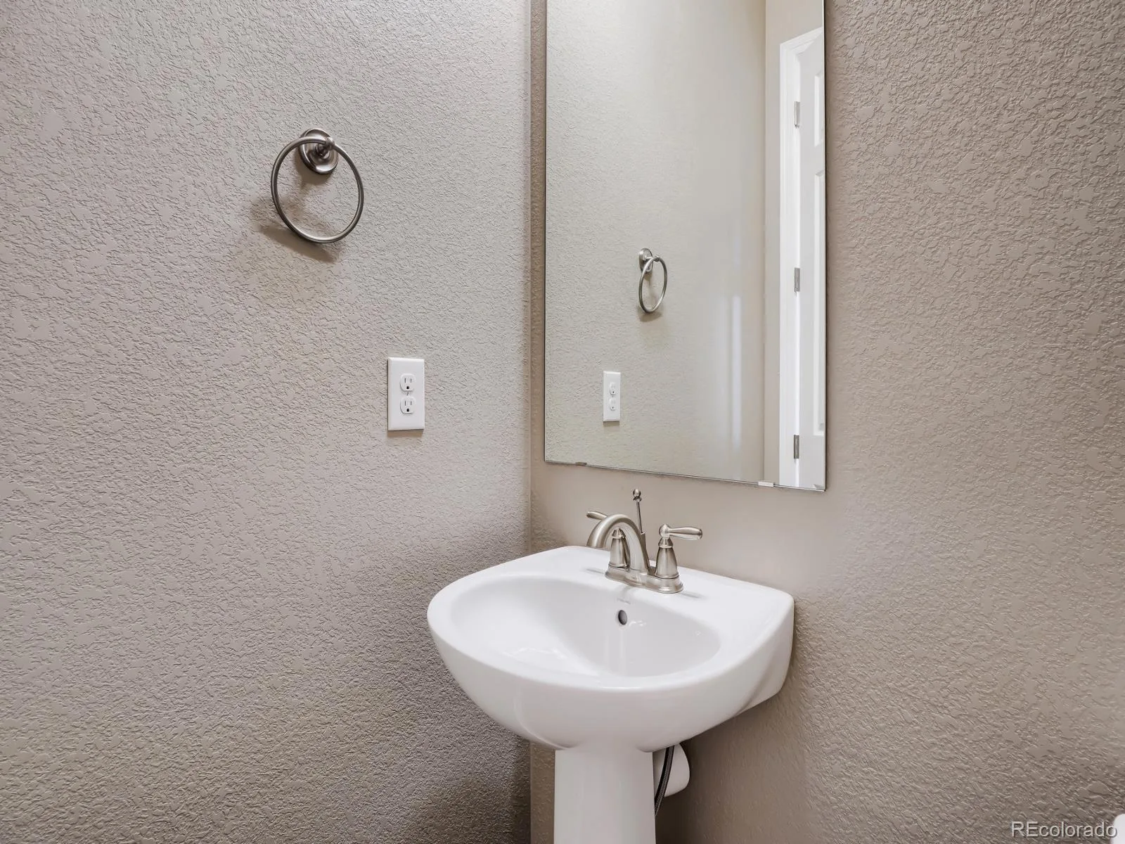 8450 S Biloxi Court Aurora CO 80016 | MLS #REC9388603 08042026200539 1600 30
