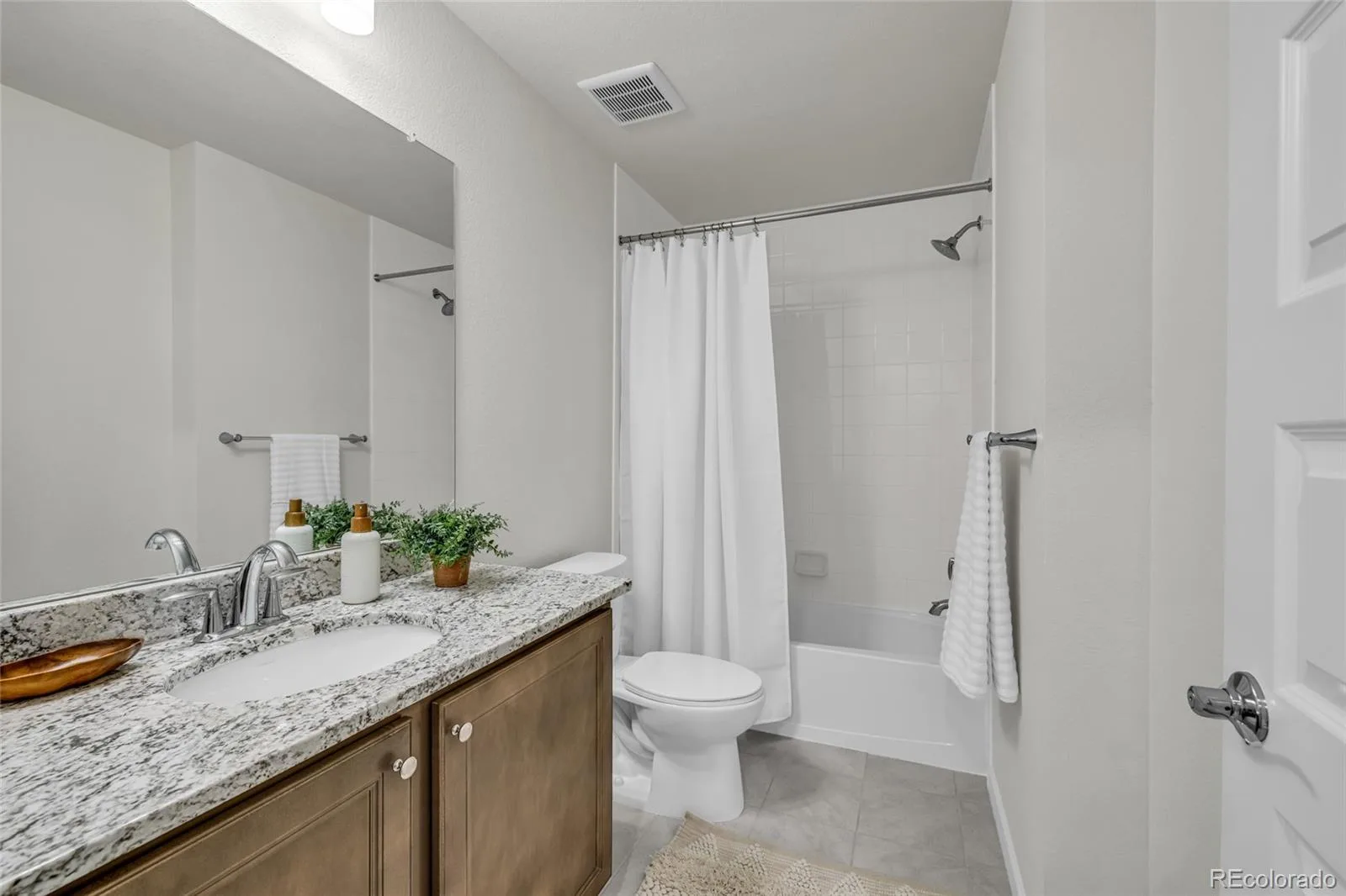 5745 S Buchanan Court #B Aurora CO 80016 | MLS #REC9415026 07162026022439 1600 23