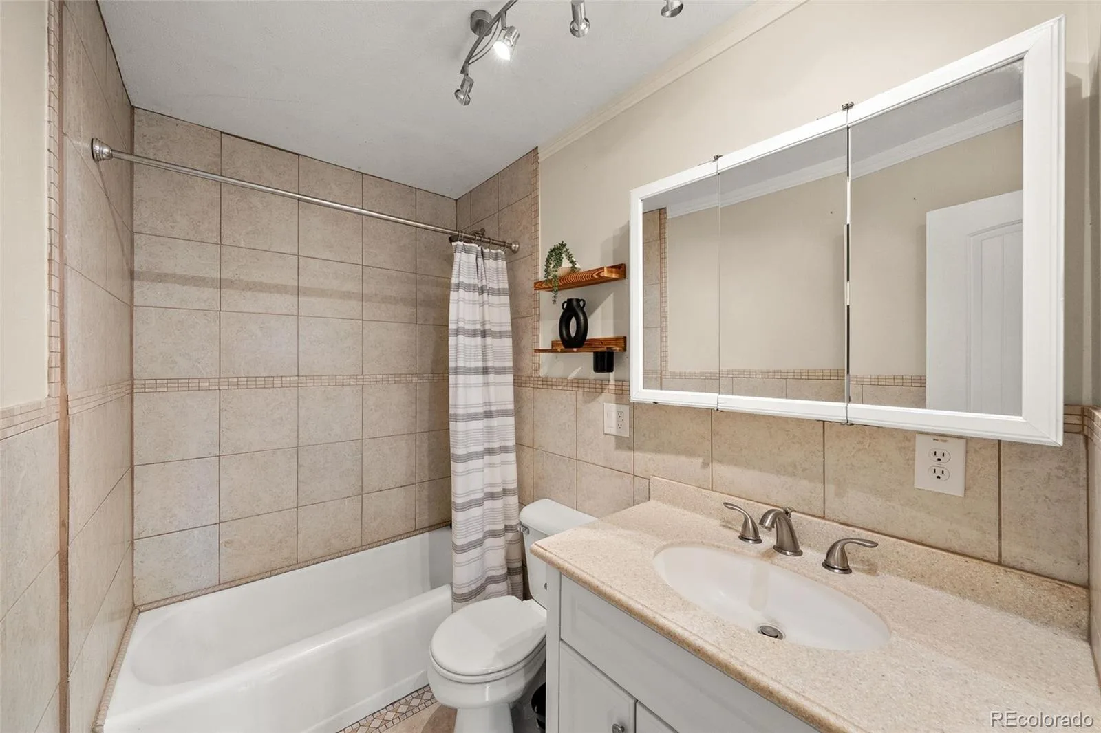8060 S Kendall Boulevard Littleton CO 80128 | MLS #REC9431044 08052026011141 1600 22