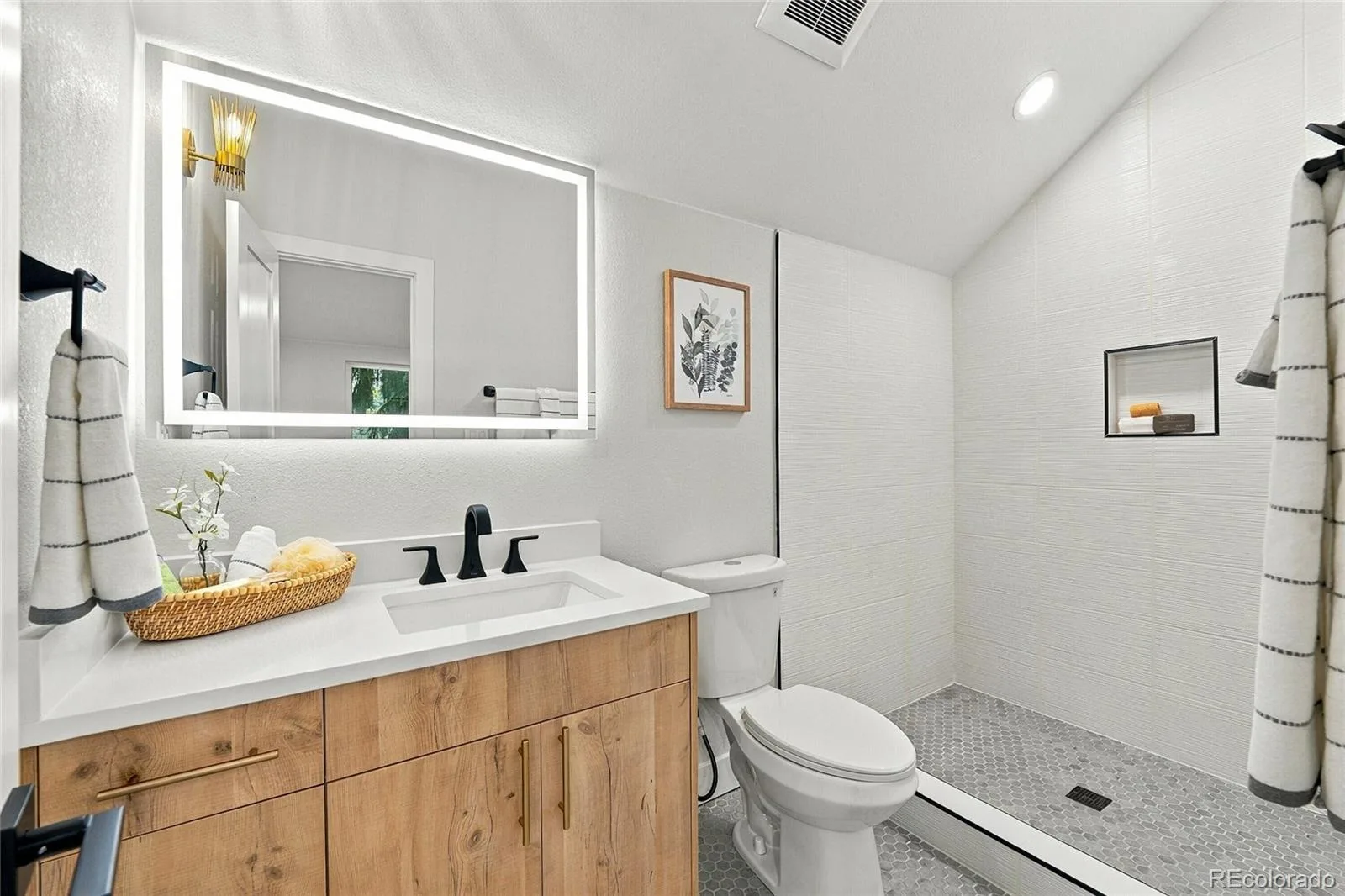 275 S Ivy Street Denver CO 80224 | MLS #REC9468181 10162026223648 1600 19