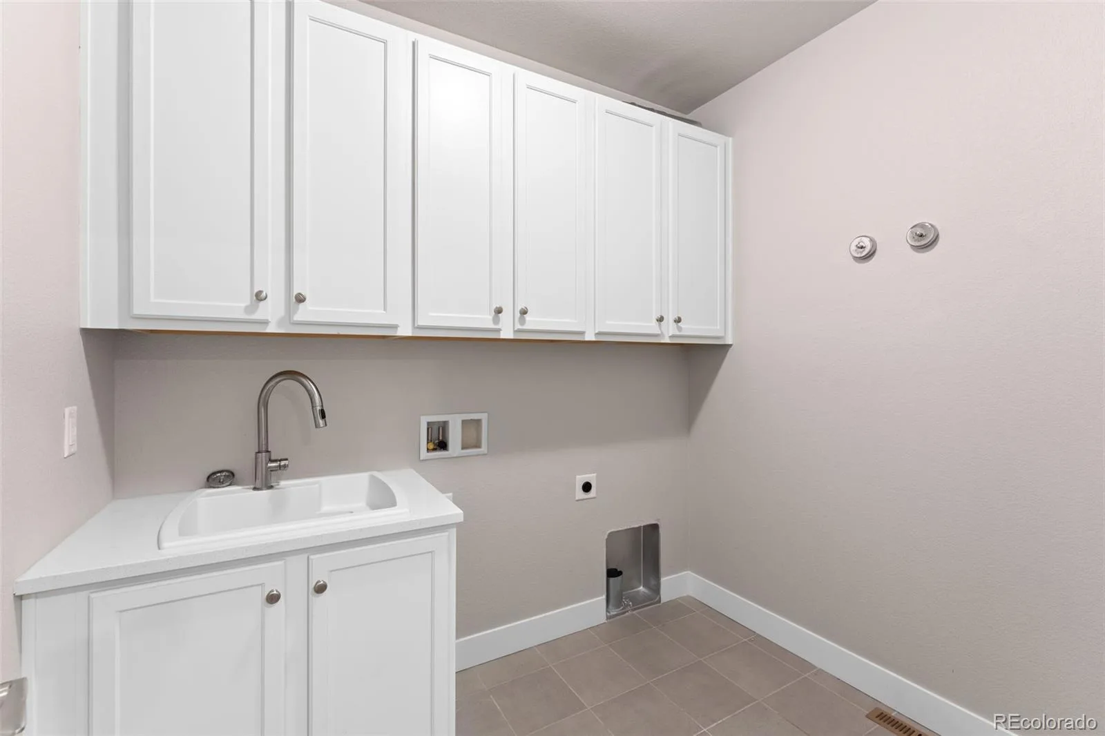 9751 E 62nd Drive Denver CO 80238 | MLS #REC9504278 08132026224006 1600 25