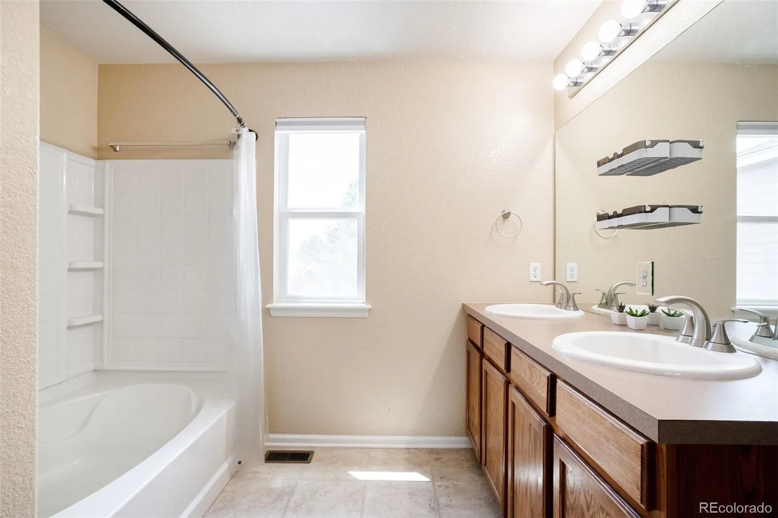 23872 E Alabama Drive Aurora CO 80018 | MLS #REC9525287 06122026081400 1600 21