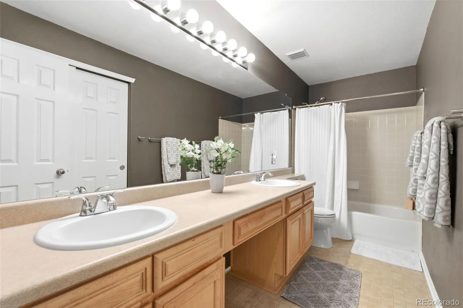 17741 E Maplewood Circle Aurora CO 80016 MLS #REC9561835 04282026173339 1600 31