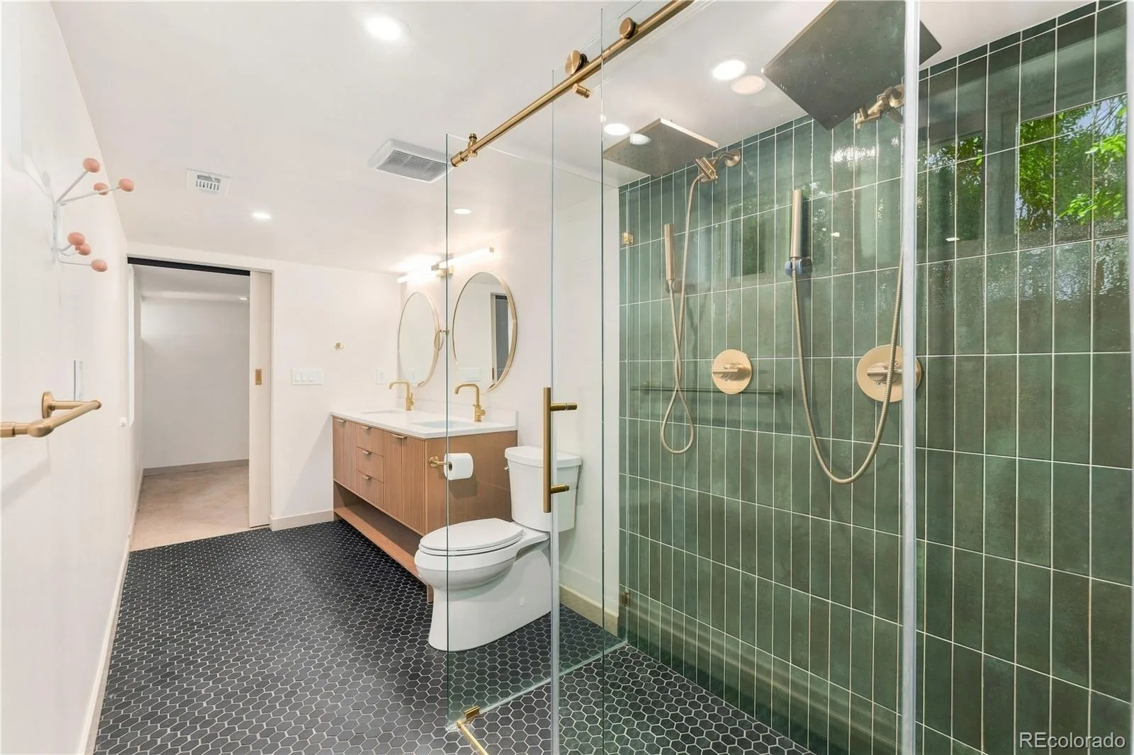 2589 N Glencoe Street Denver CO 80207 | MLS #REC9565981 10122026185006 1600 29