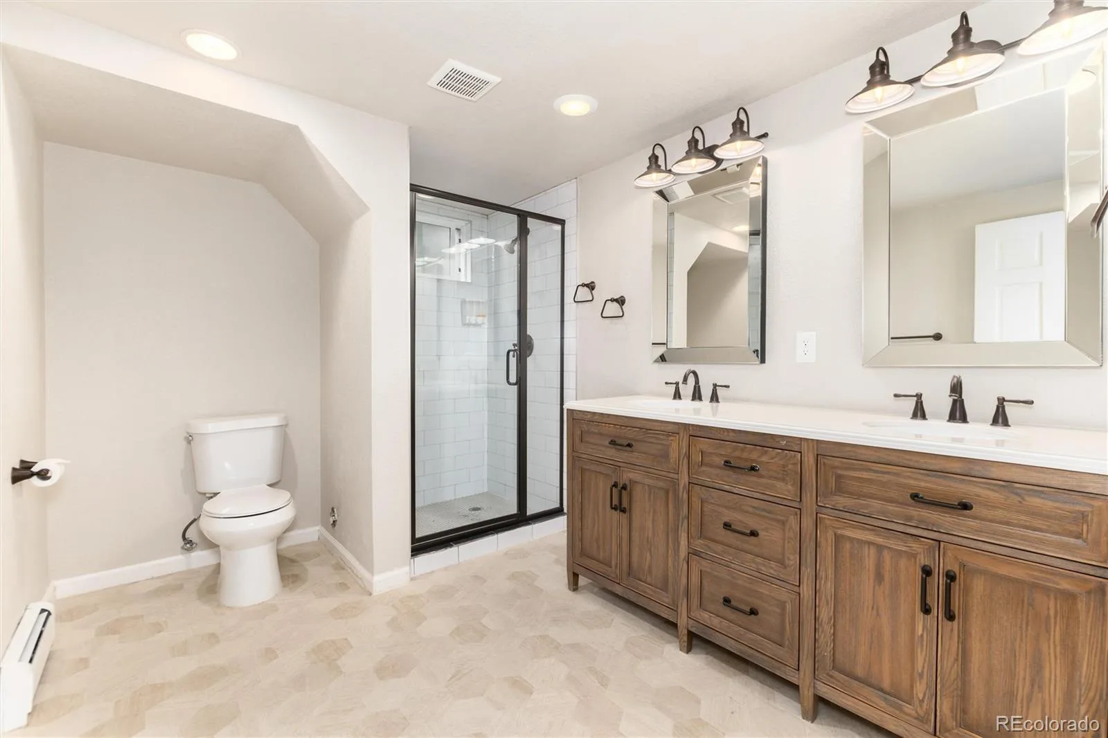 3751 S Hillcrest Drive Denver CO 80237 | MLS #REC9593173 08062026170958 1600 38