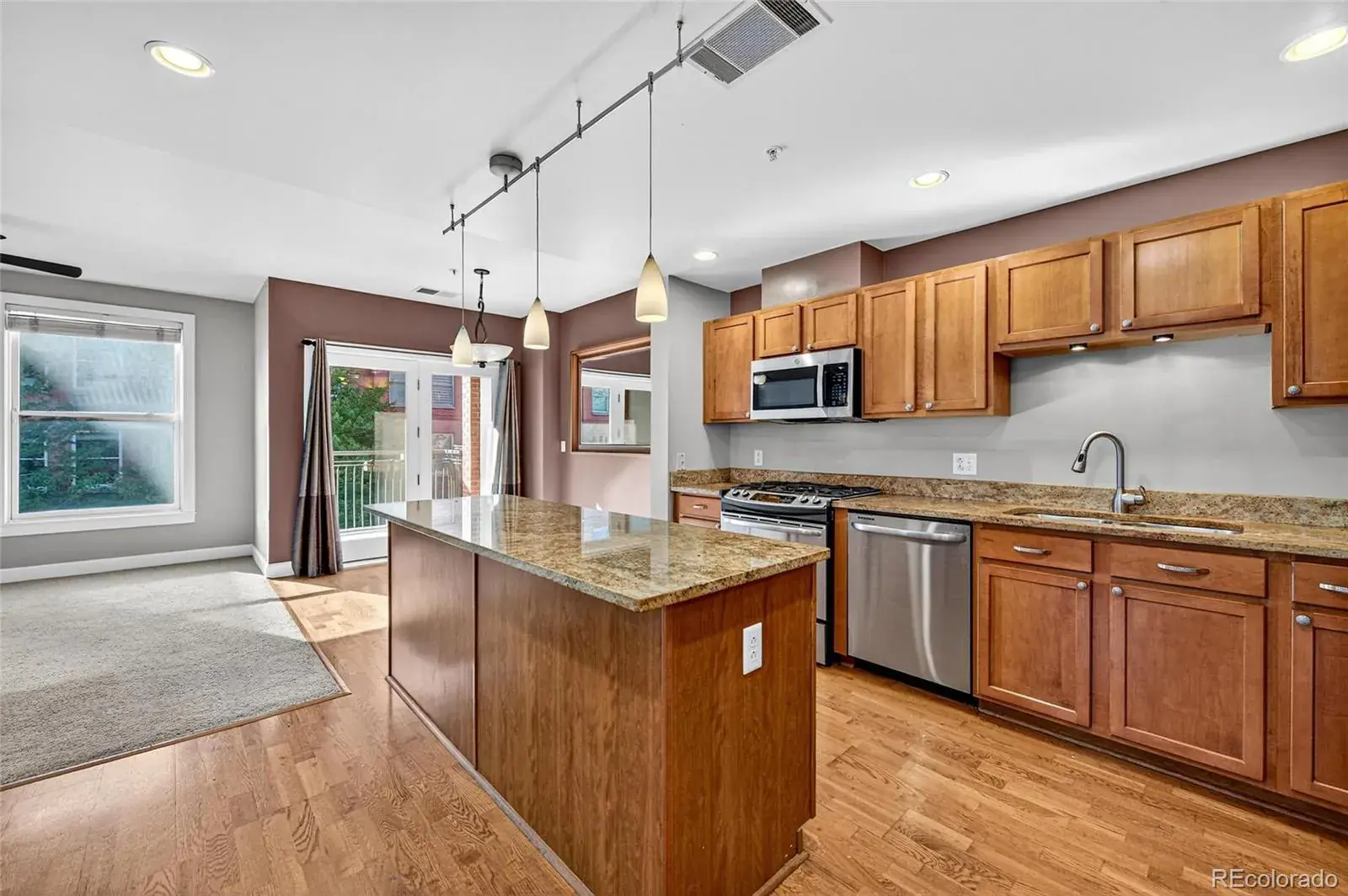 10082025033706 1600 12