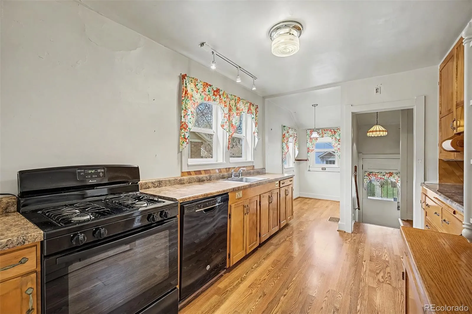 617 S Vine Street Denver CO 80209 MLS #REC9704326 04232026200626 1600 10
