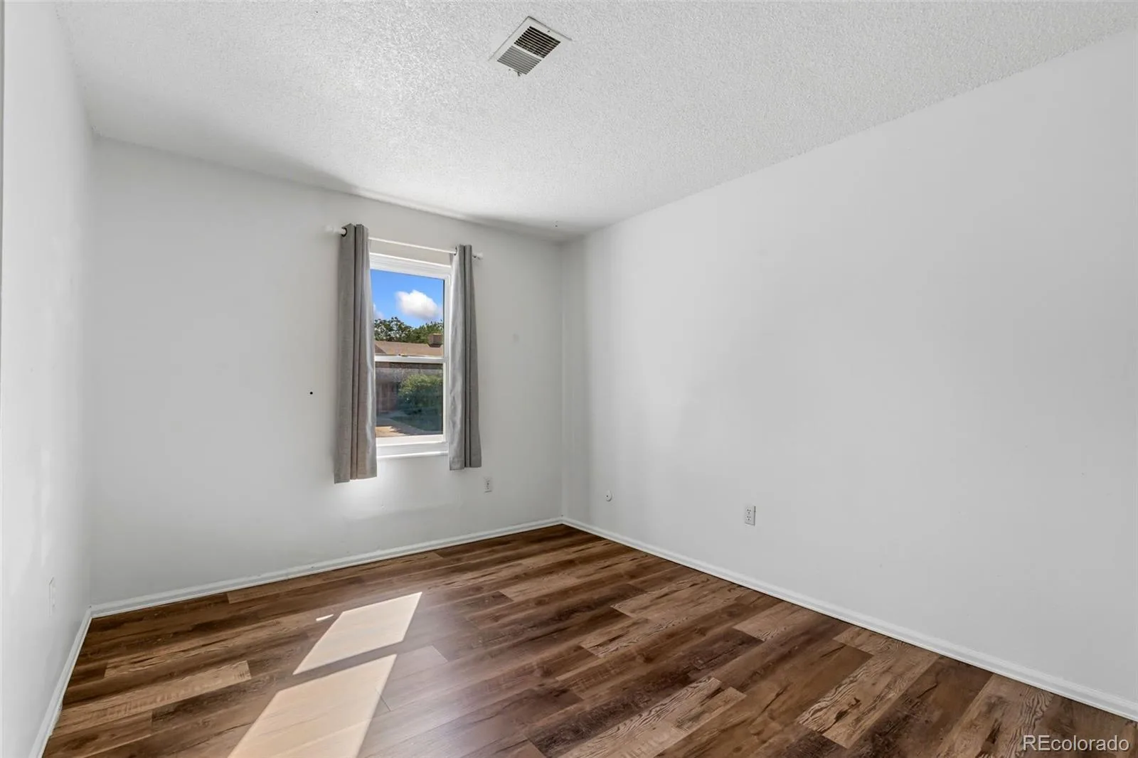 2205 Lincoln Street Longmont CO 80501 MLS #REC9717400 06012026015501 1600 16
