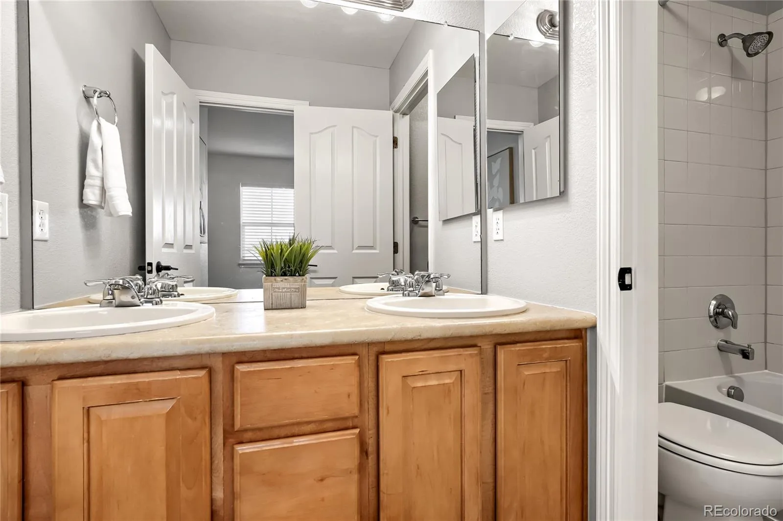 6441 S Millbrook Way Aurora CO 80016 MLS #REC9717678 05022026054535 1600 20