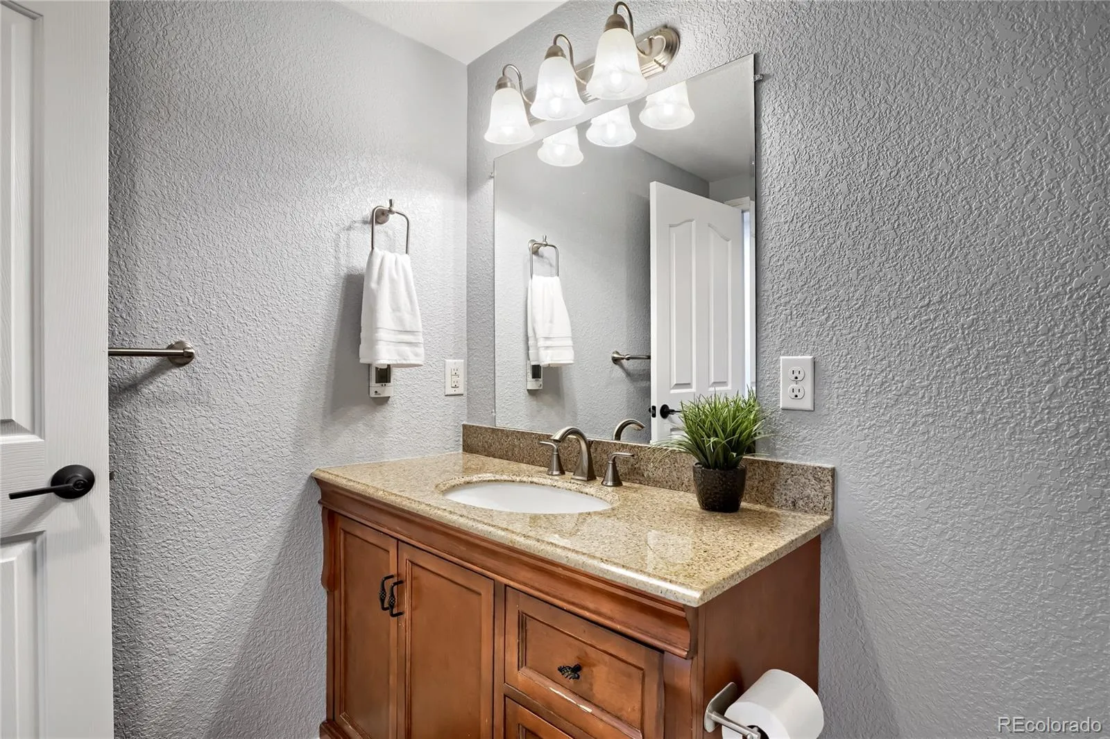 6441 S Millbrook Way Aurora CO 80016 MLS #REC9717678 05022026054535 1600 25