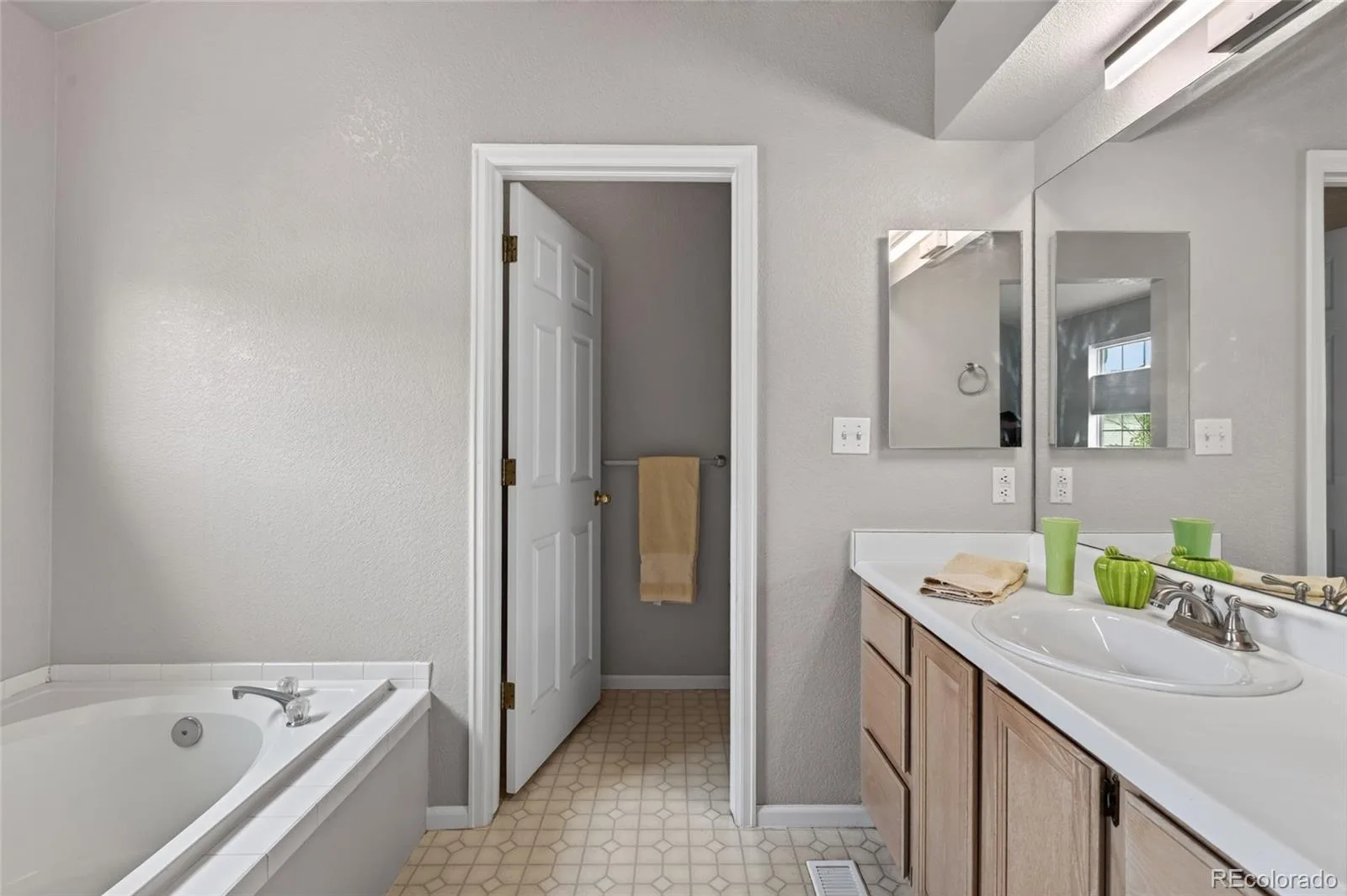 2092 S Xenia Way Denver CO 80231 | MLS #REC9774818 09222026171449 1600 19