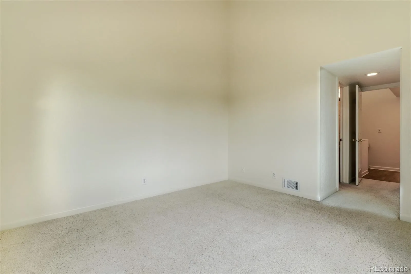 2267 S Yosemite Circle Denver CO 80231 | MLS #REC9779785 07302026001818 1600 14