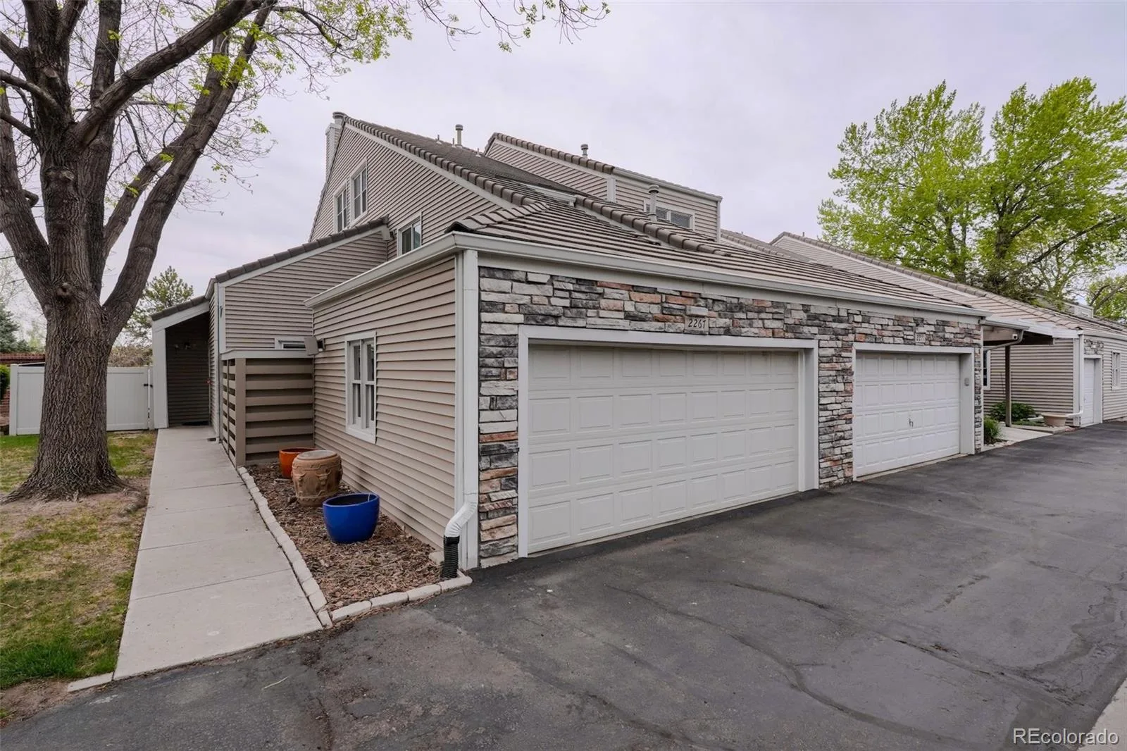2267 S Yosemite Circle Denver CO 80231 | MLS #REC9779785 07302026001818 1600 28