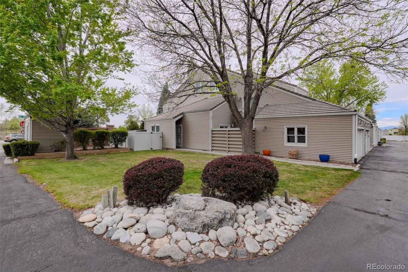 2267 S Yosemite Circle Denver CO 80231 | MLS #REC9779785 07302026001818 1600 29