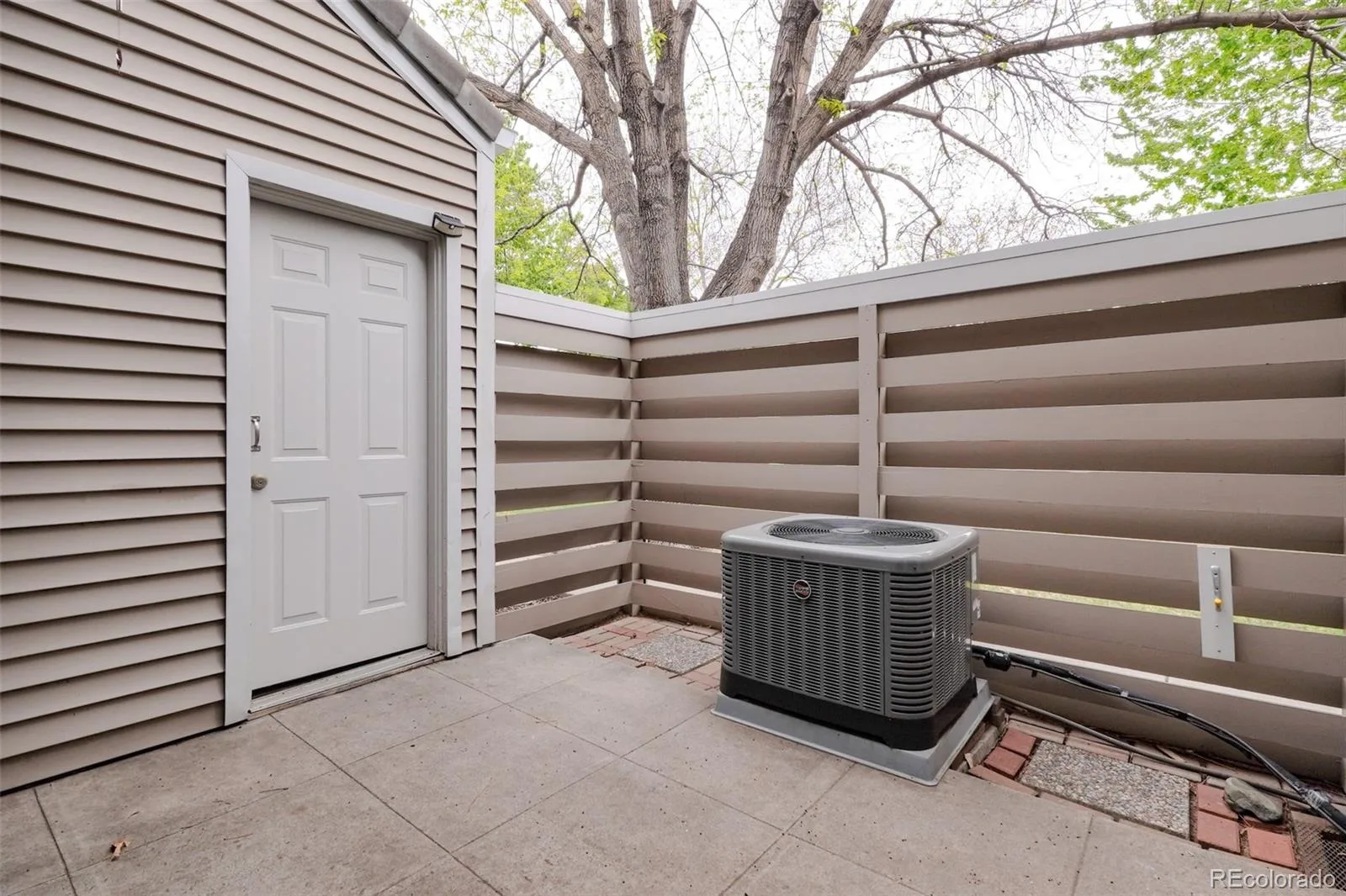 2267 S Yosemite Circle Denver CO 80231 | MLS #REC9779785 07302026001818 1600 33