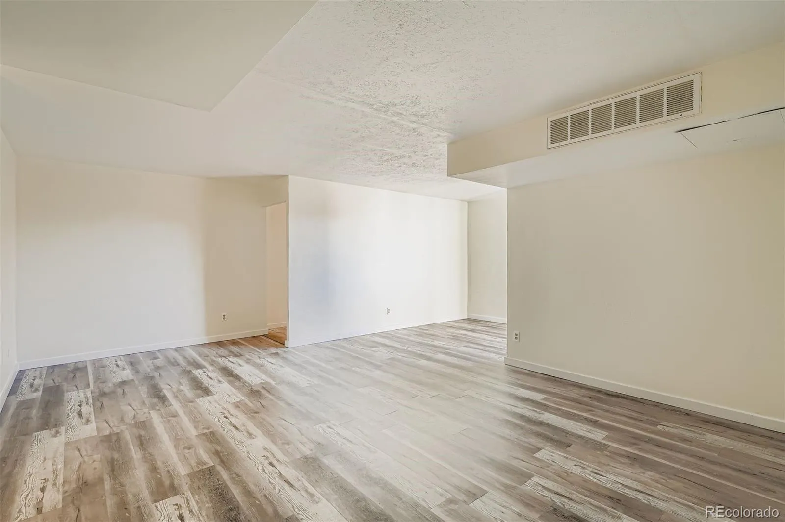 7255 E Quincy Avenue #403 Denver CO 80237 MLS #REC9874227 04102026182656 1600 11