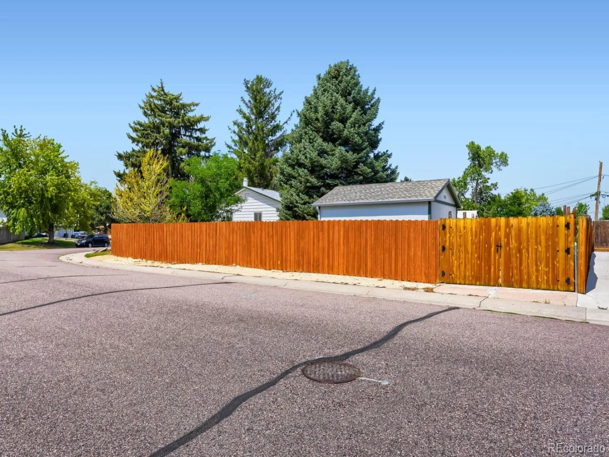 6357 W Clifton Place Littleton CO 80128 | MLS #REC9925859 08282026202119 1200 23