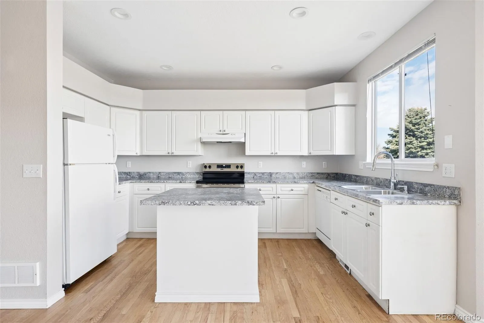1577 S Pitkin Circle Aurora CO 80017 MLS #REC9925947 05132026224810 1600 6