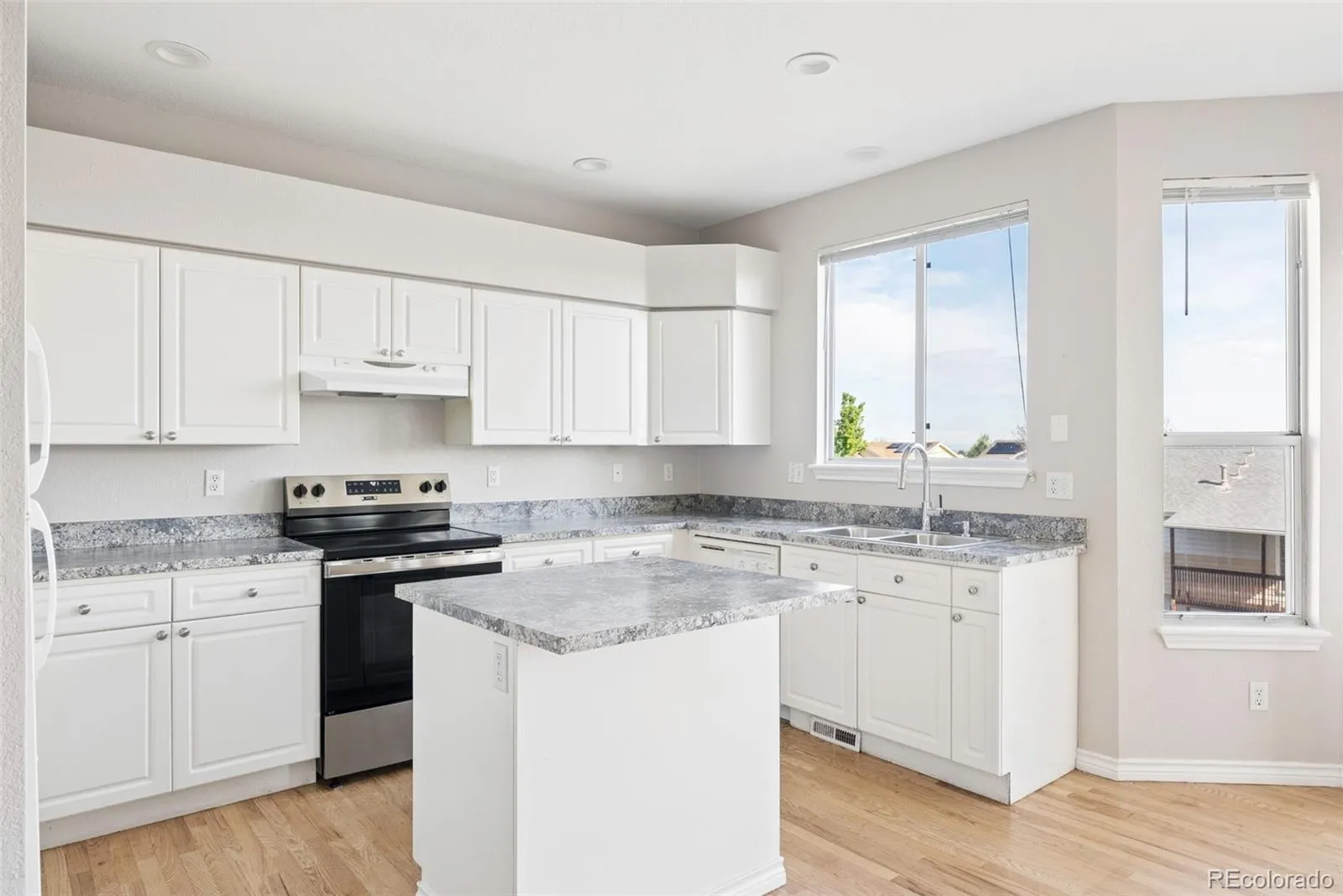 1577 S Pitkin Circle Aurora CO 80017 MLS #REC9925947 05132026224810 1600 8