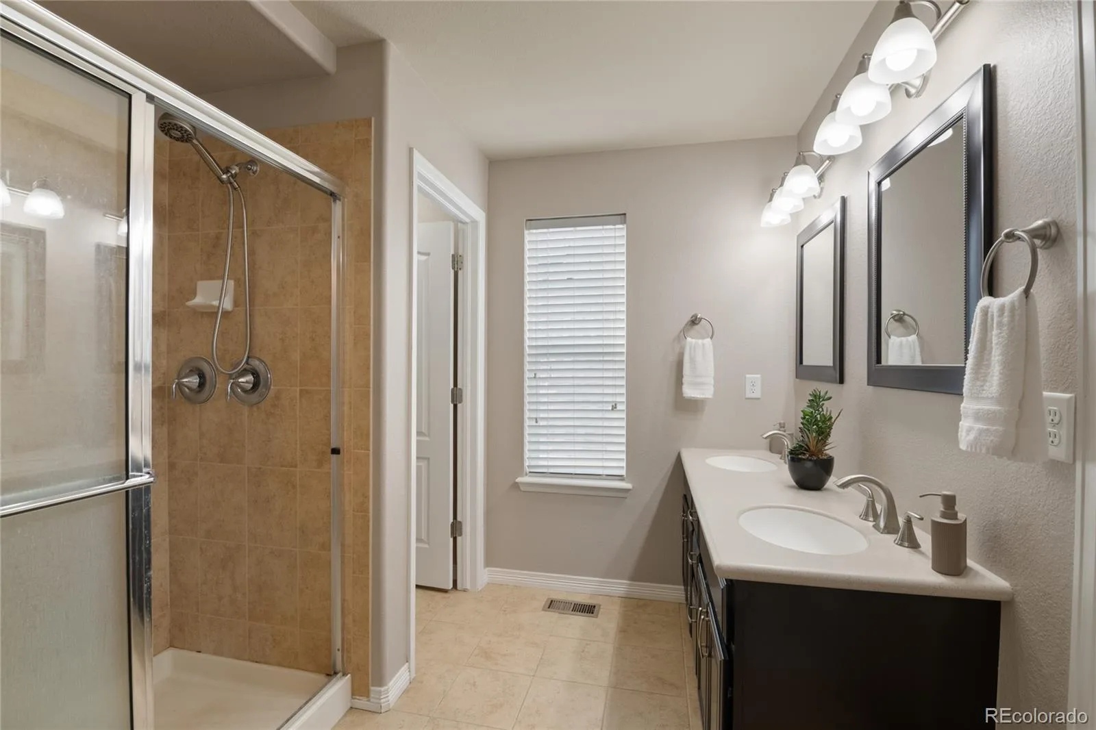 5563 S Elk Court Aurora CO 80016 | MLS #REC9930688 07102026233800 1600 24