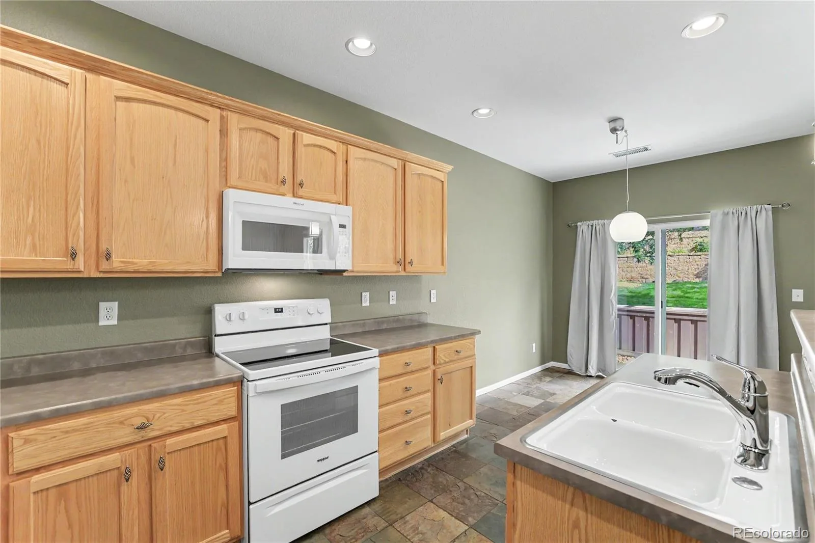 10546 Graymont Lane #B Littleton CO 80126 | MLS #REC9981812 08152026160202 1600 6