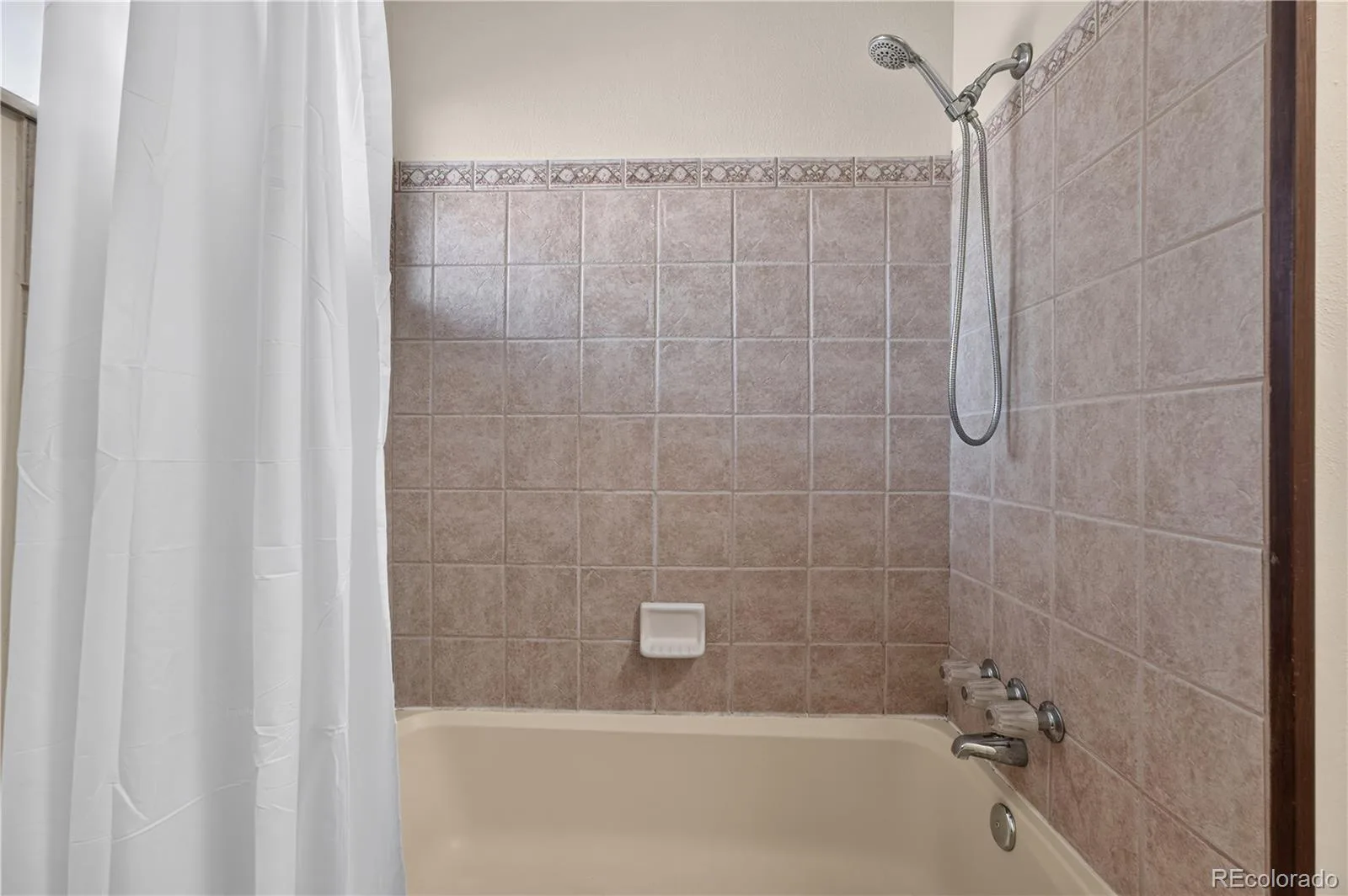 2436 S Lansing Way Aurora CO 80014 | MLS #REC9985841 08282026140527 1600 26