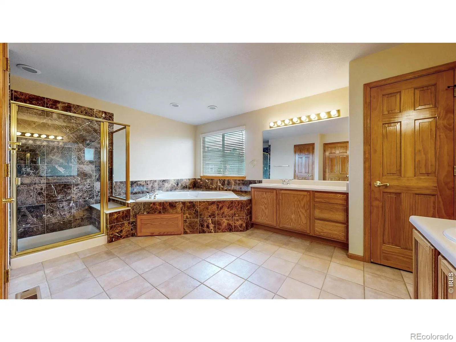 5904 S Ukraine Street Aurora CO 80015 MLS #RECIR1047155 04182026002240 1600 19