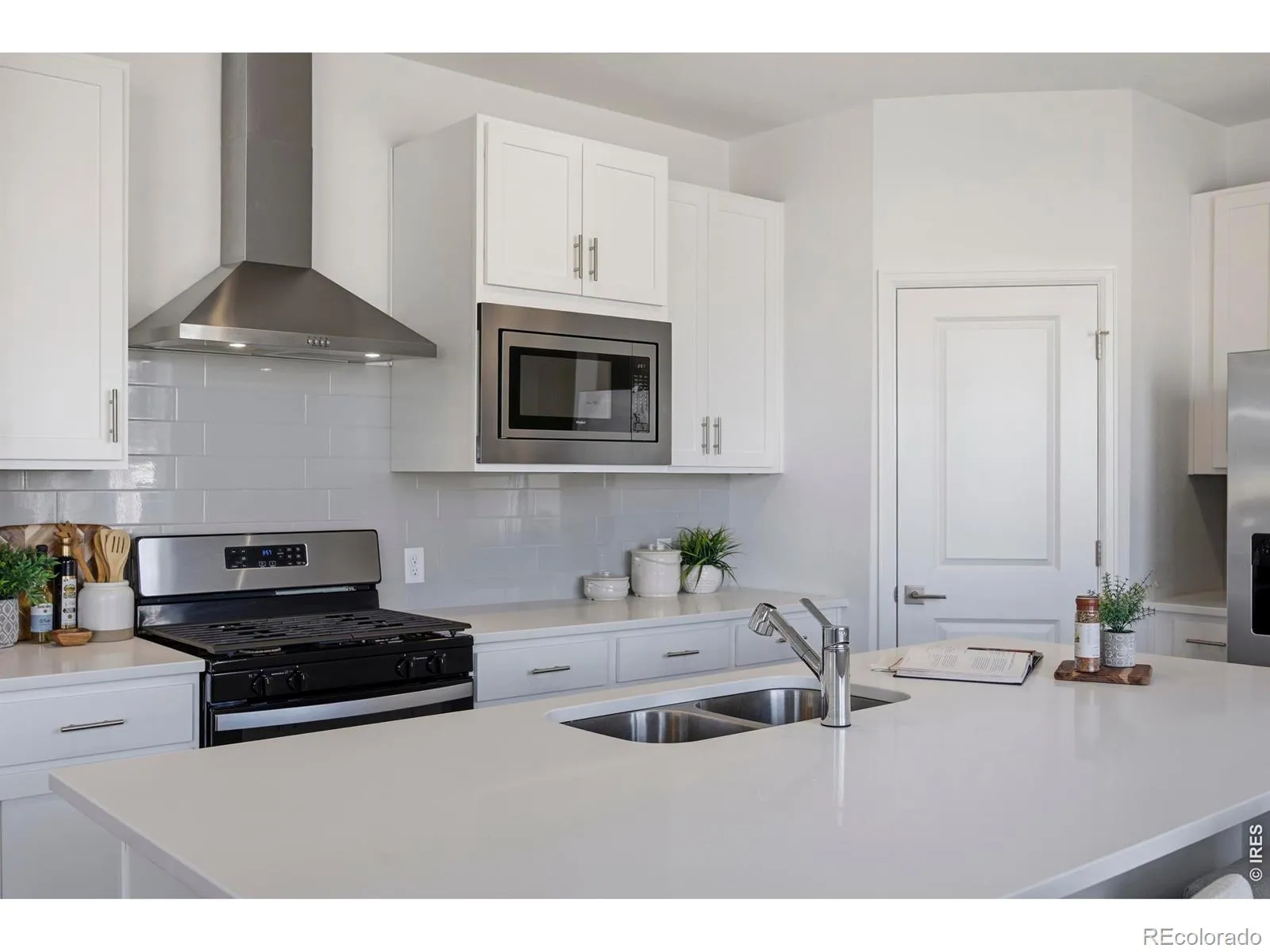 438 Overbrook Lane Longmont CO 80504 MLS #RECIR1054036 05242026153922 1600 9