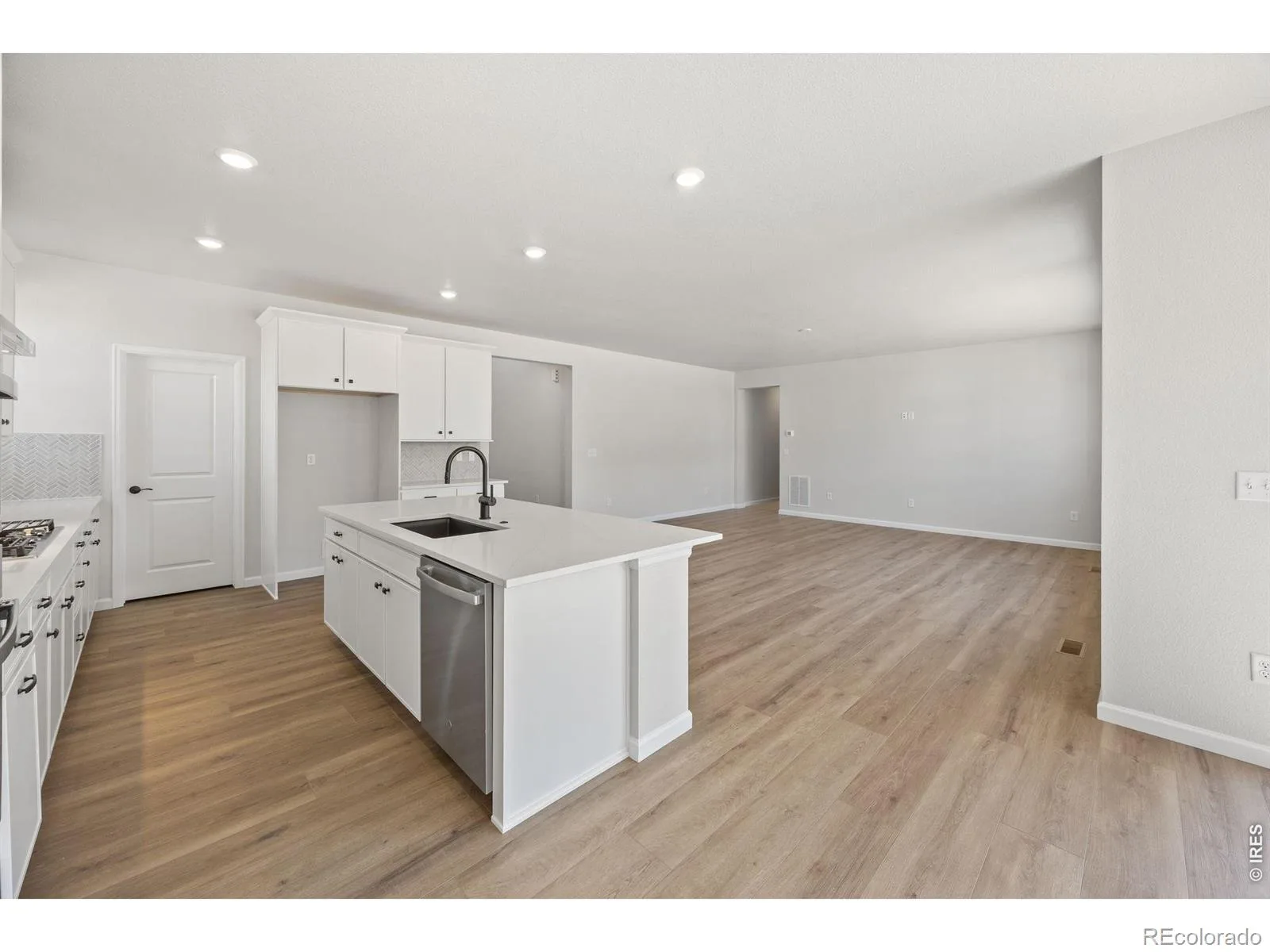 24376 E 35th Drive Aurora CO 80019 | MLS #RECIR1054406 09232026055709 1600 13
