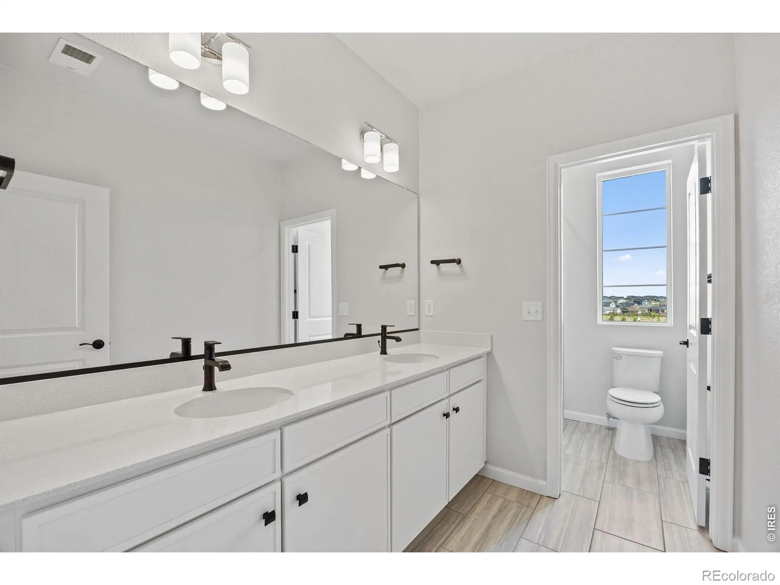 24376 E 35th Drive Aurora CO 80019 | MLS #RECIR1054406 09232026055709 1600 25